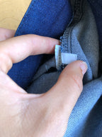 Dunkelblaue Jeans mit seitlichem Reißverschluss und Schlag im Stil der 90er