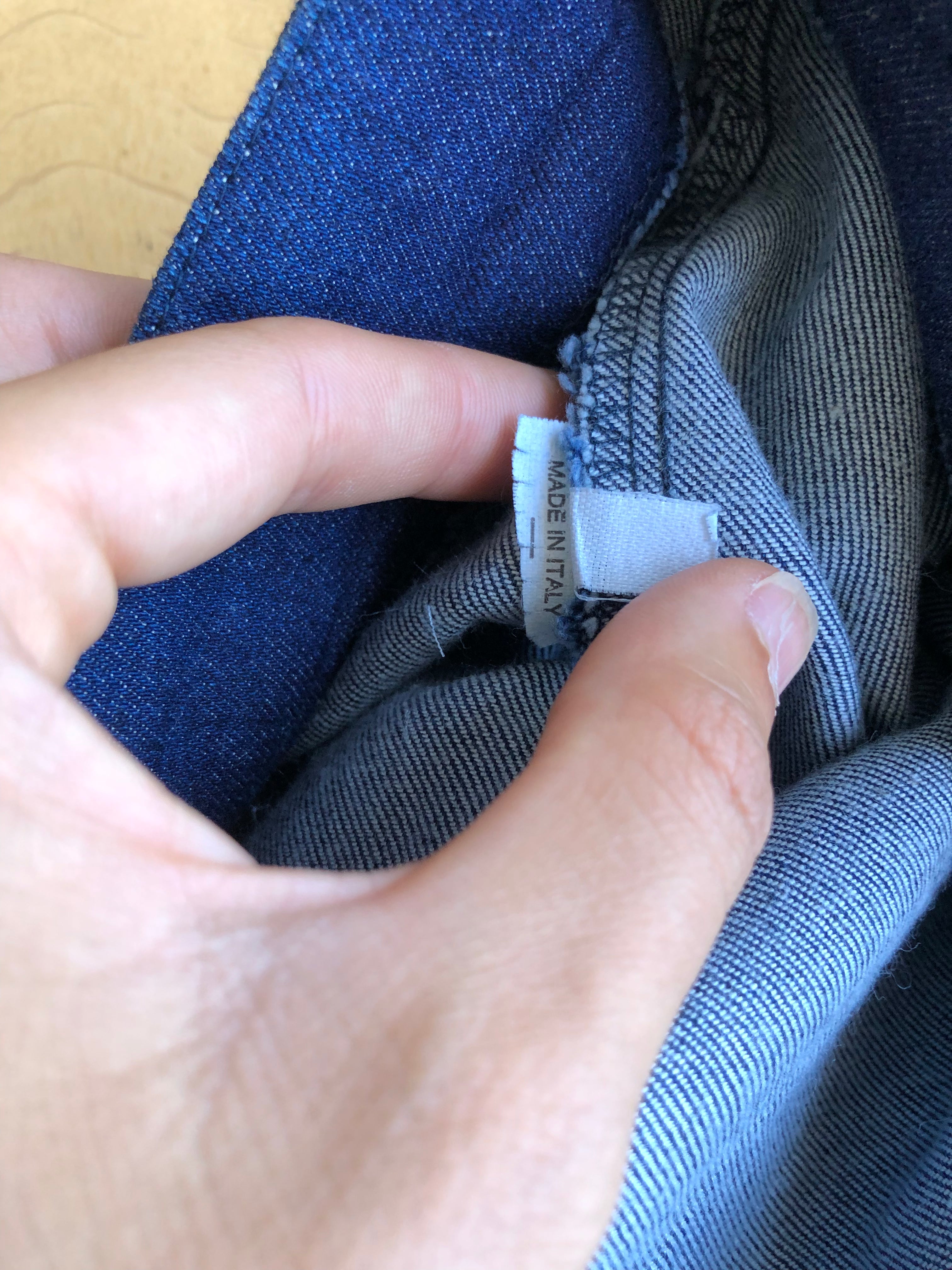Dunkelblaue Jeans mit seitlichem Reißverschluss und Schlag im Stil der 90er