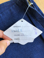 Dunkelblaue Jeans mit seitlichem Reißverschluss und Schlag im Stil der 90er