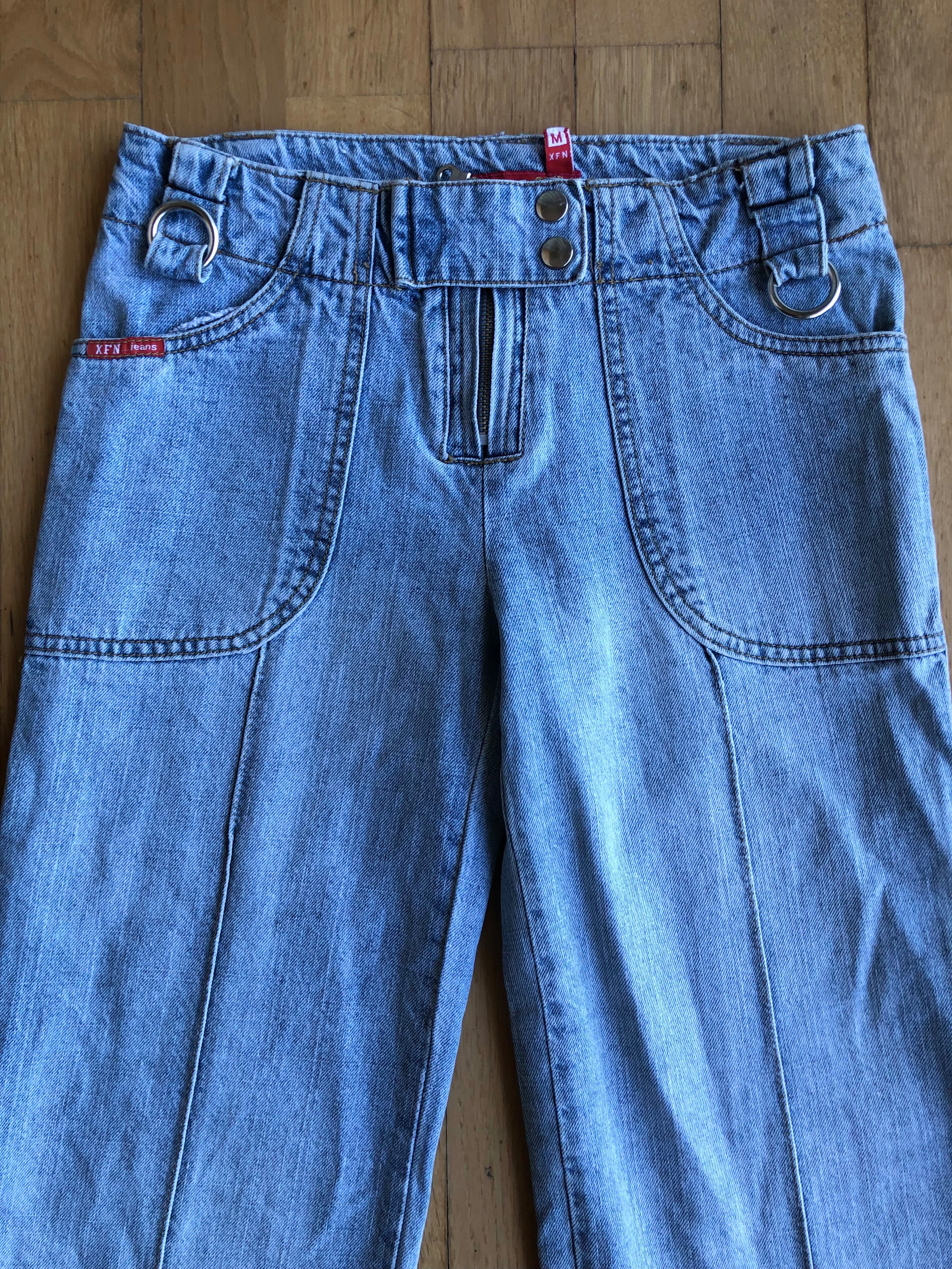 Weite Capri-Jeans mit Schnallen und niedriger Taille im 2000er-Jahre-Stil