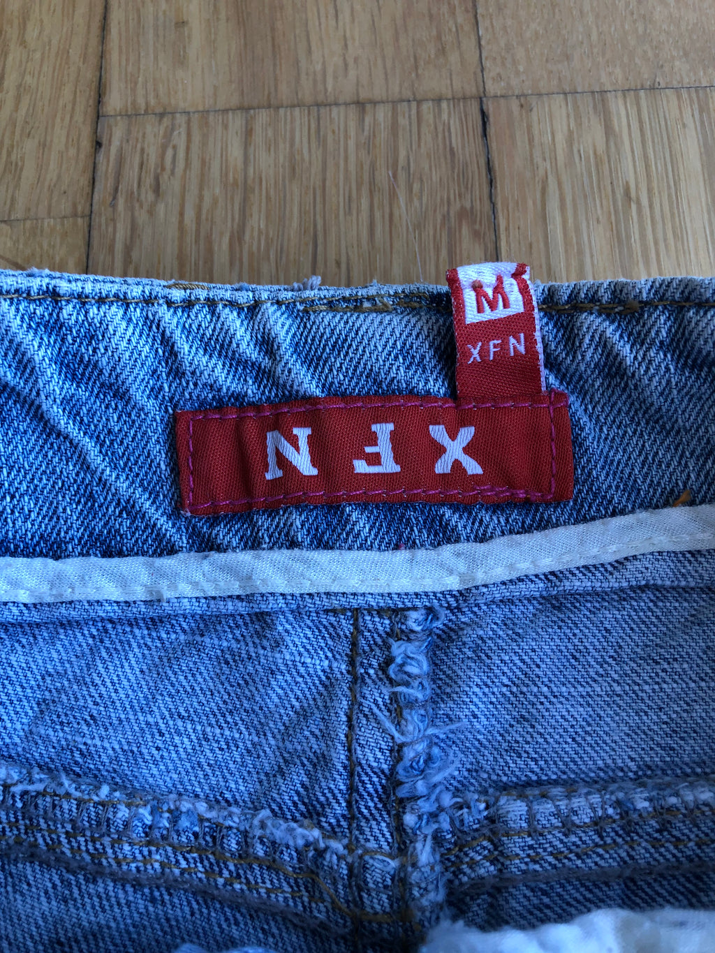 Weite Capri-Jeans mit Schnallen und niedriger Taille im 2000er-Jahre-Stil