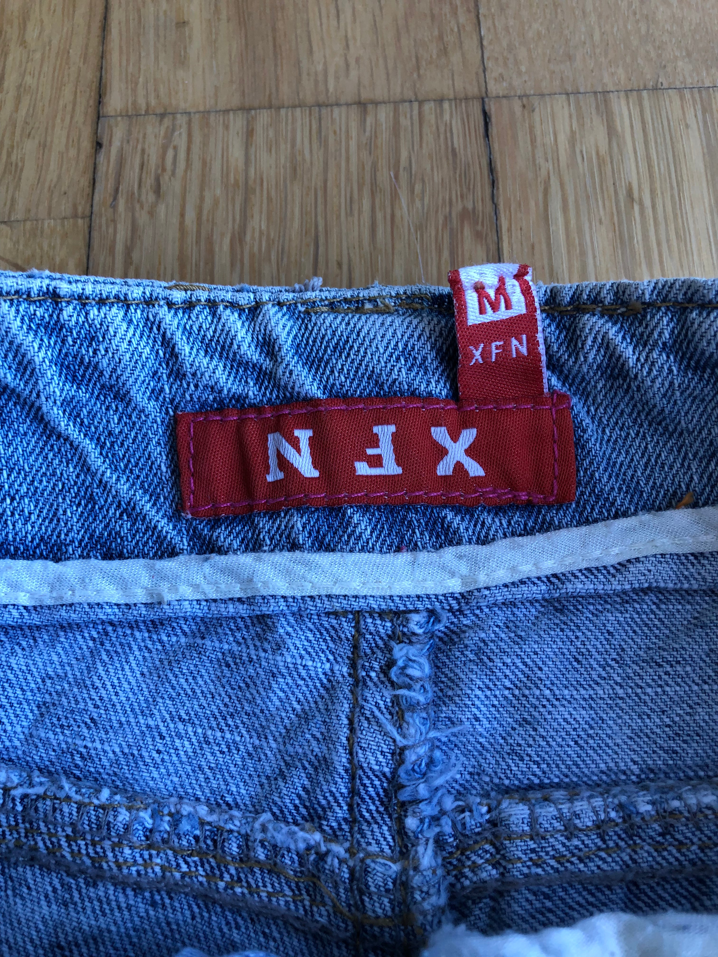 Weite Capri-Jeans mit Schnallen und niedriger Taille im 2000er-Jahre-Stil