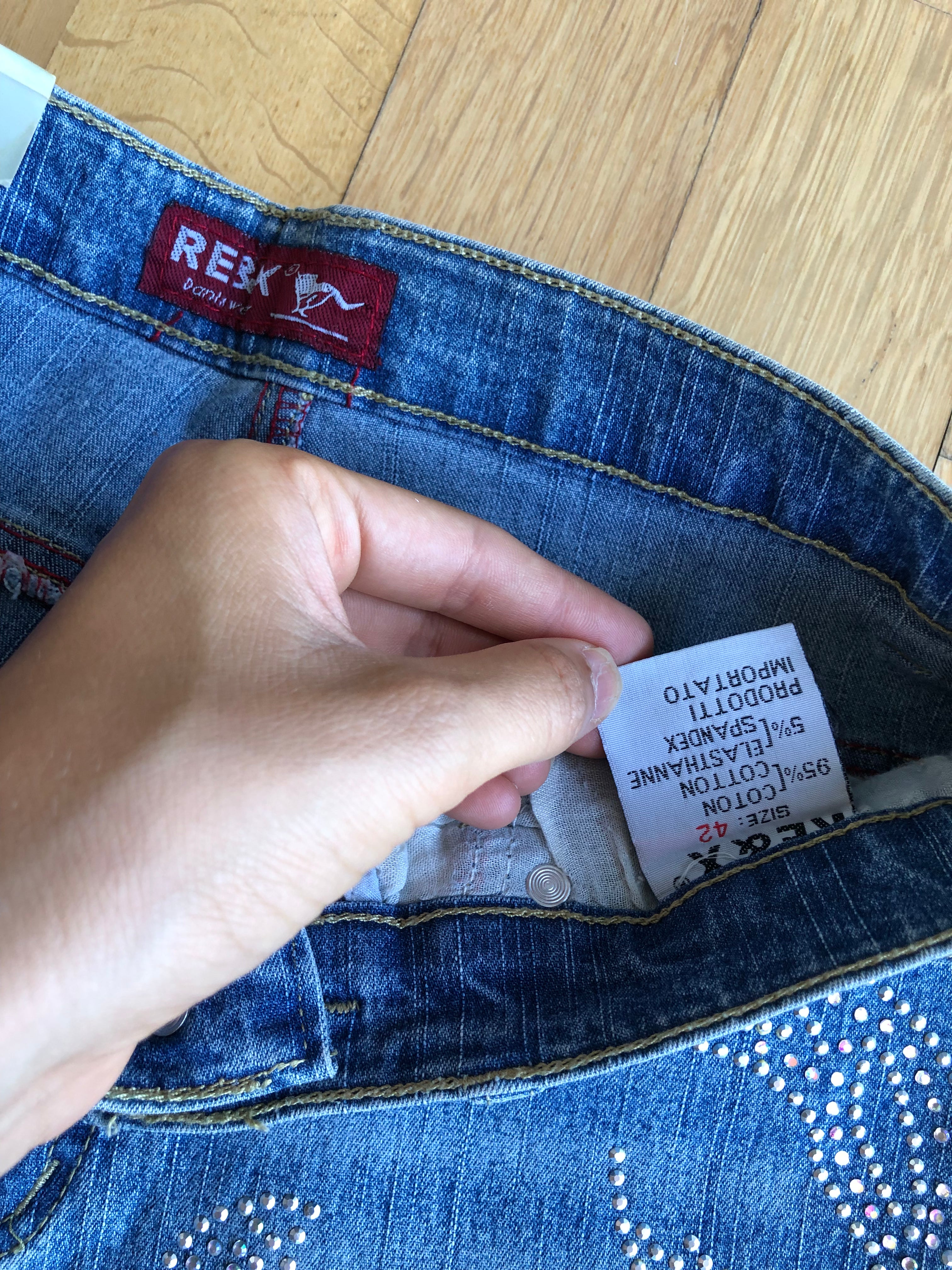 Jeans Capri con strass a forma di Scorpione