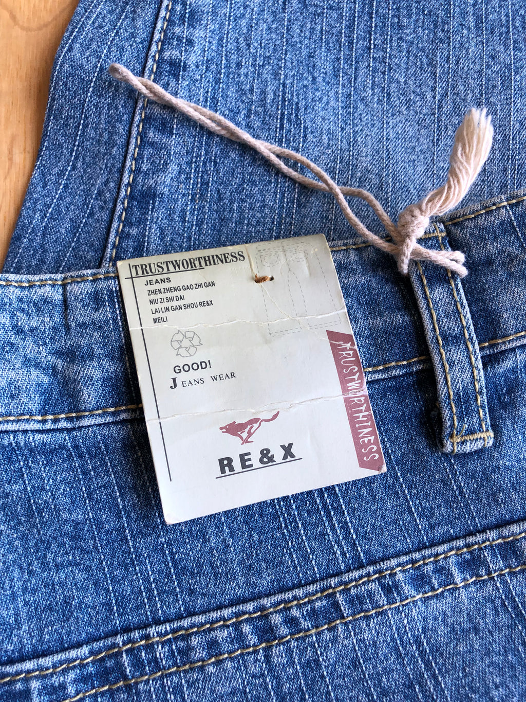Jeans Capri con strass a forma di Scorpione