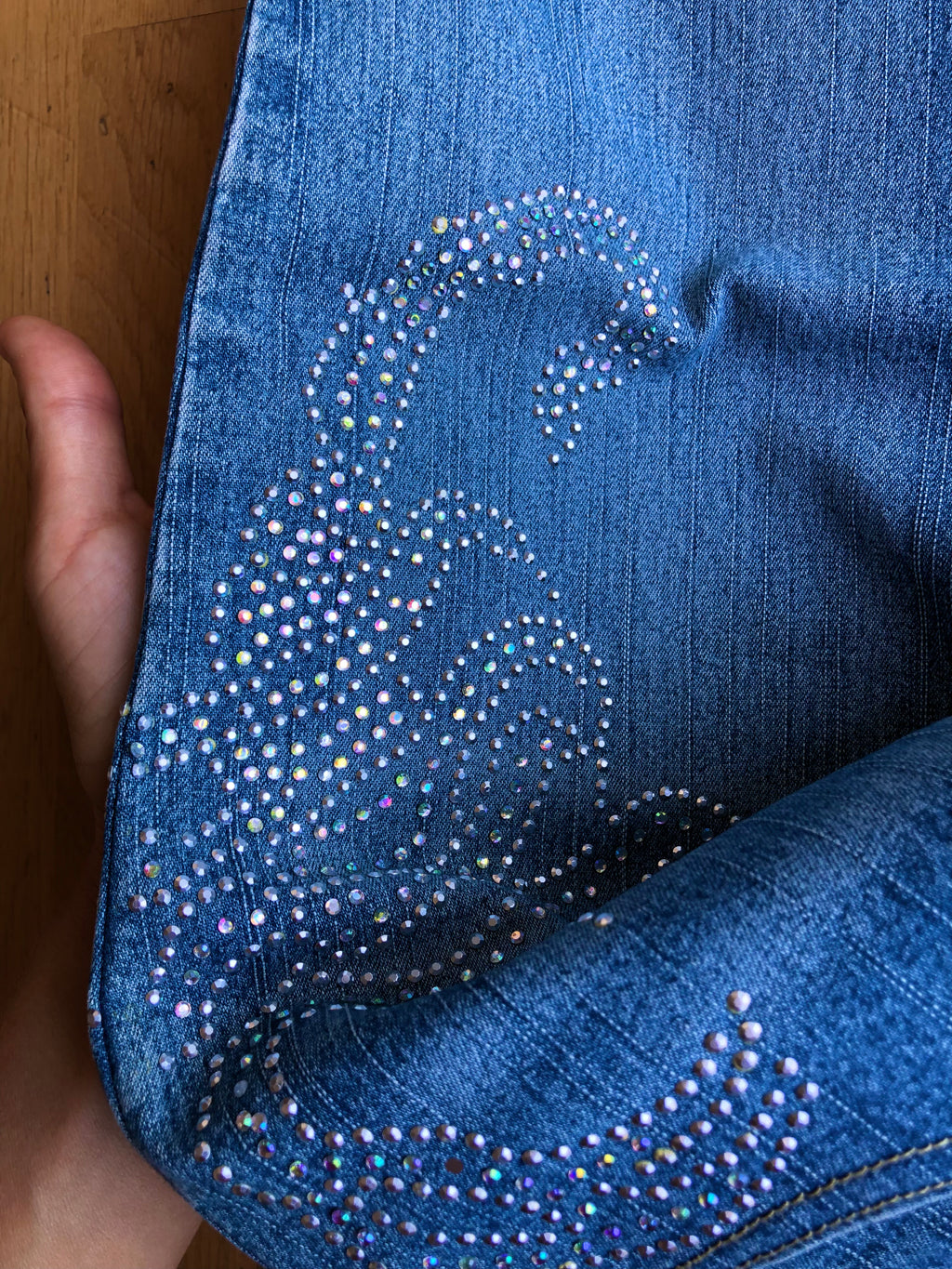 Jeans Capri con strass a forma di Scorpione