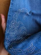 Jeans Capri con strass a forma di Scorpione