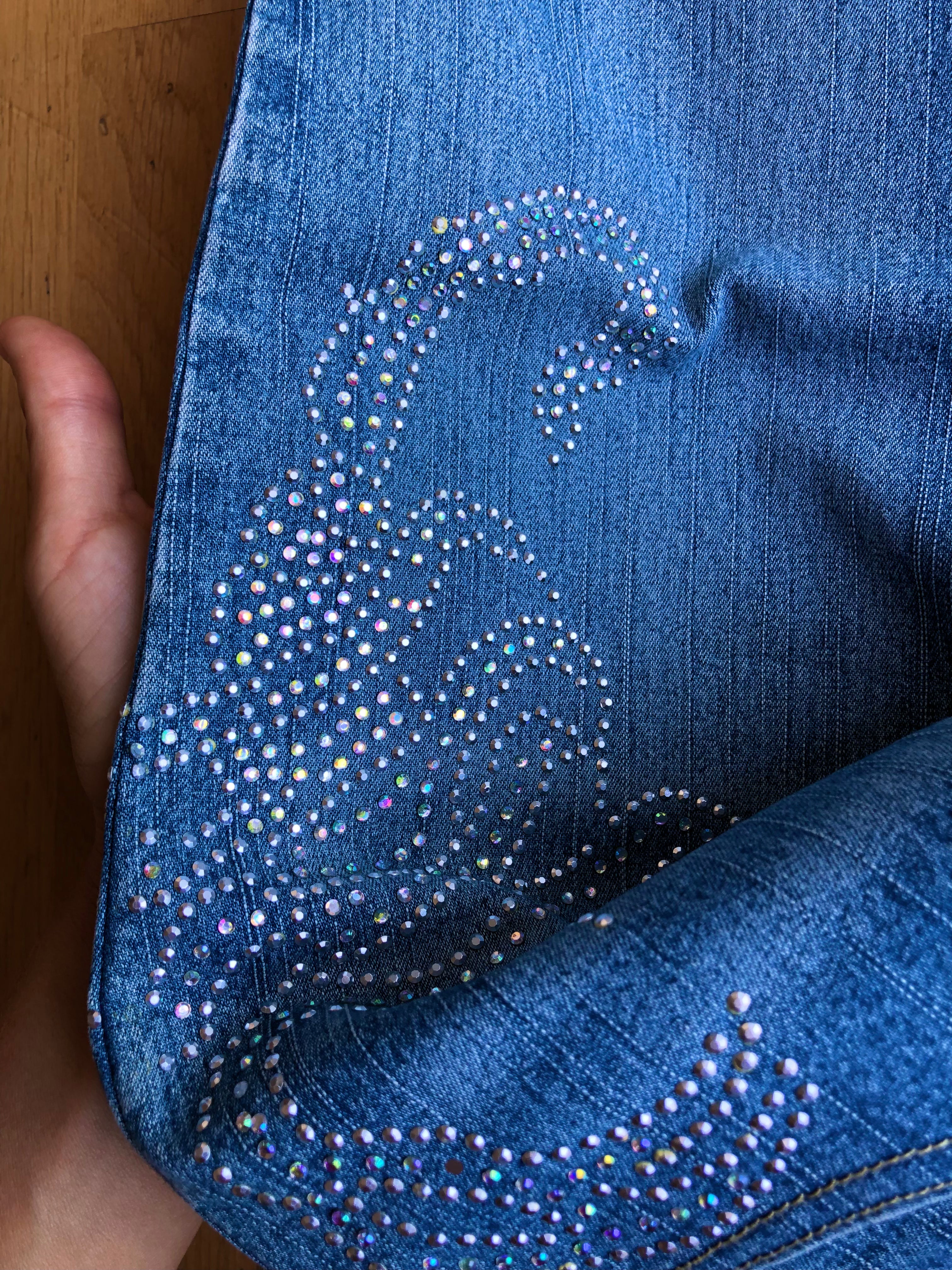 Jeans Capri con strass a forma di Scorpione