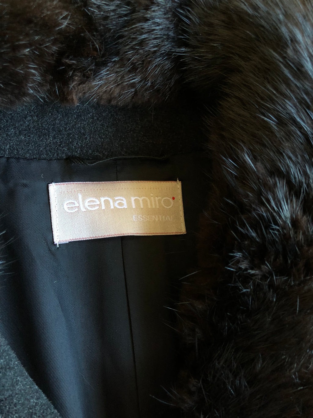 Dunkelgrauer Mantel von ELENA MIRÒ mit Pelzkragen