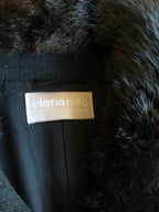 Dunkelgrauer Mantel von ELENA MIRÒ mit Pelzkragen
