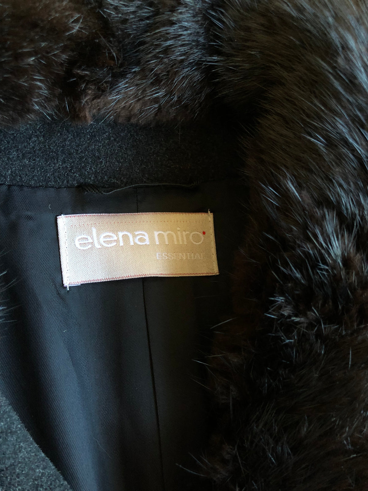 Dunkelgrauer Mantel von ELENA MIRÒ mit Pelzkragen