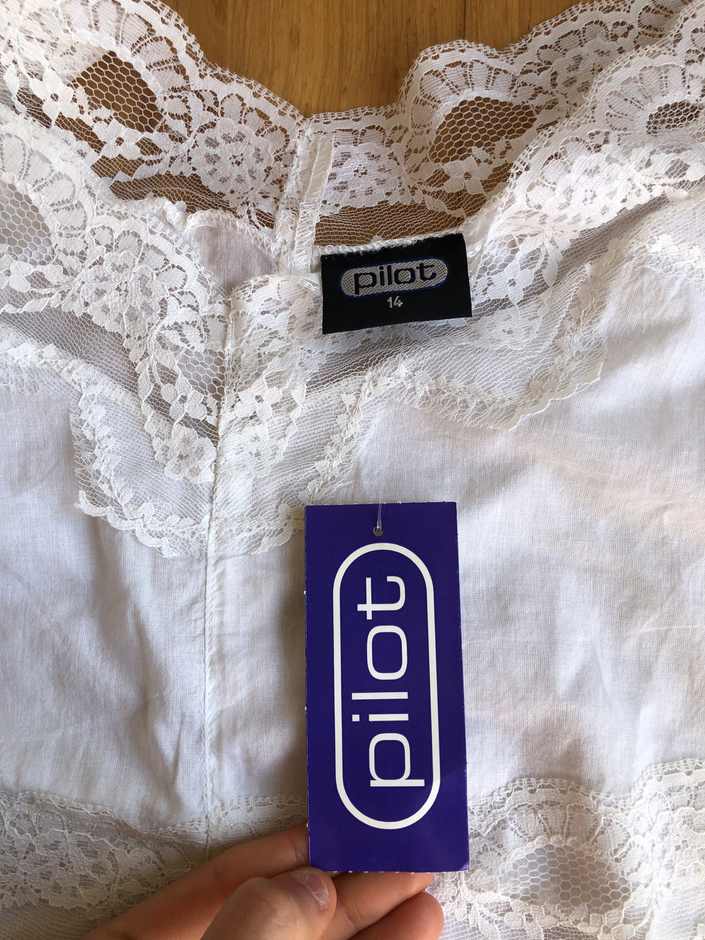 Blusa bianca scollo ampio ricamata