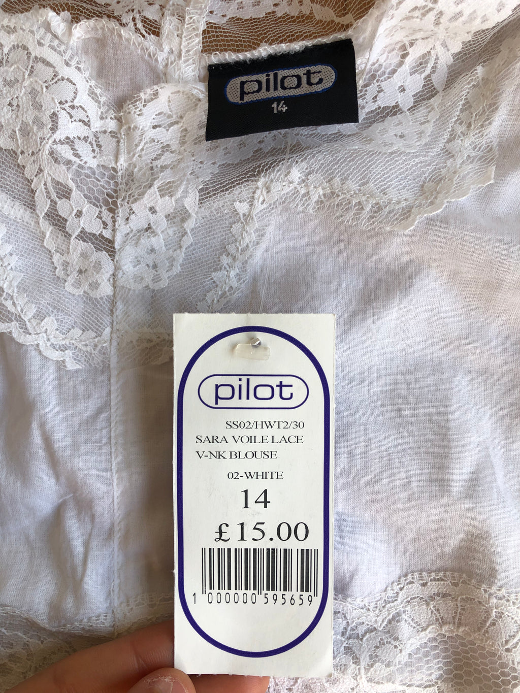 Blusa bianca scollo ampio ricamata