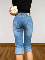 Jeans Capri con strass a forma di Scorpione