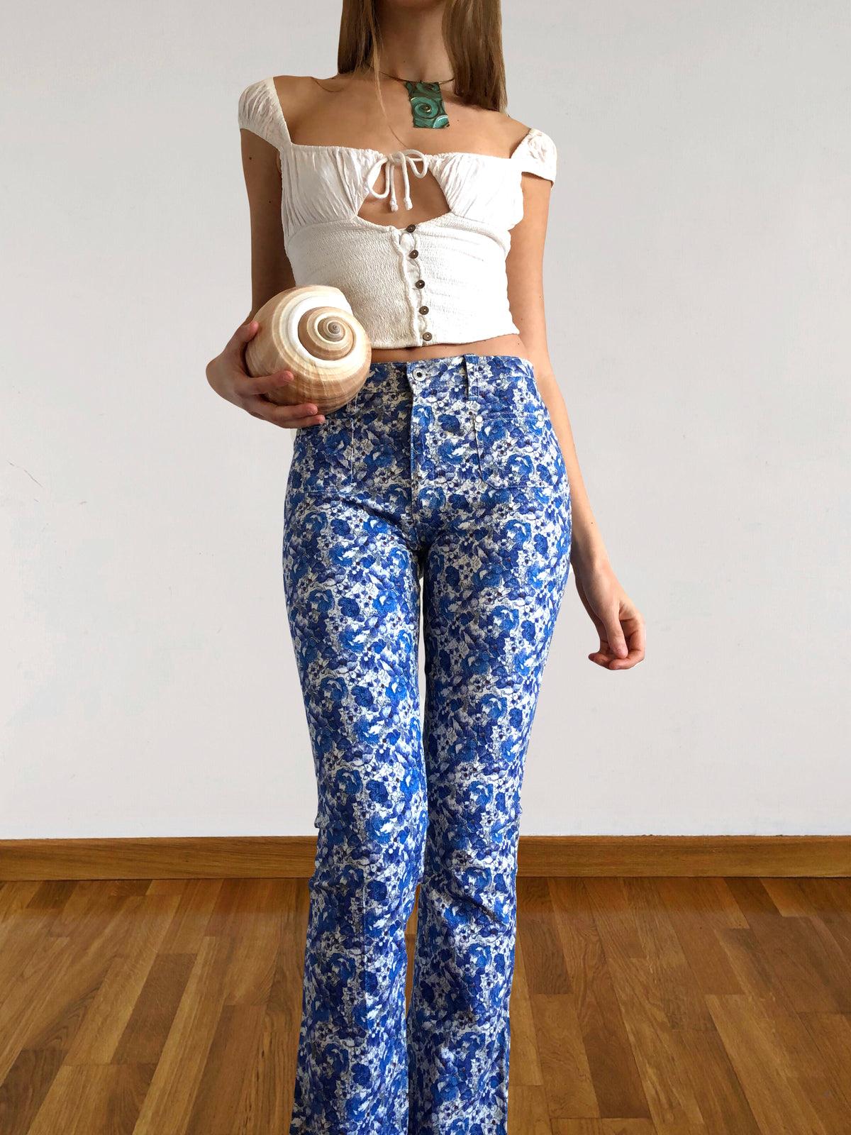 Blaue und weiße ONYX-Hose mit Blumenmuster im Stil der 90er