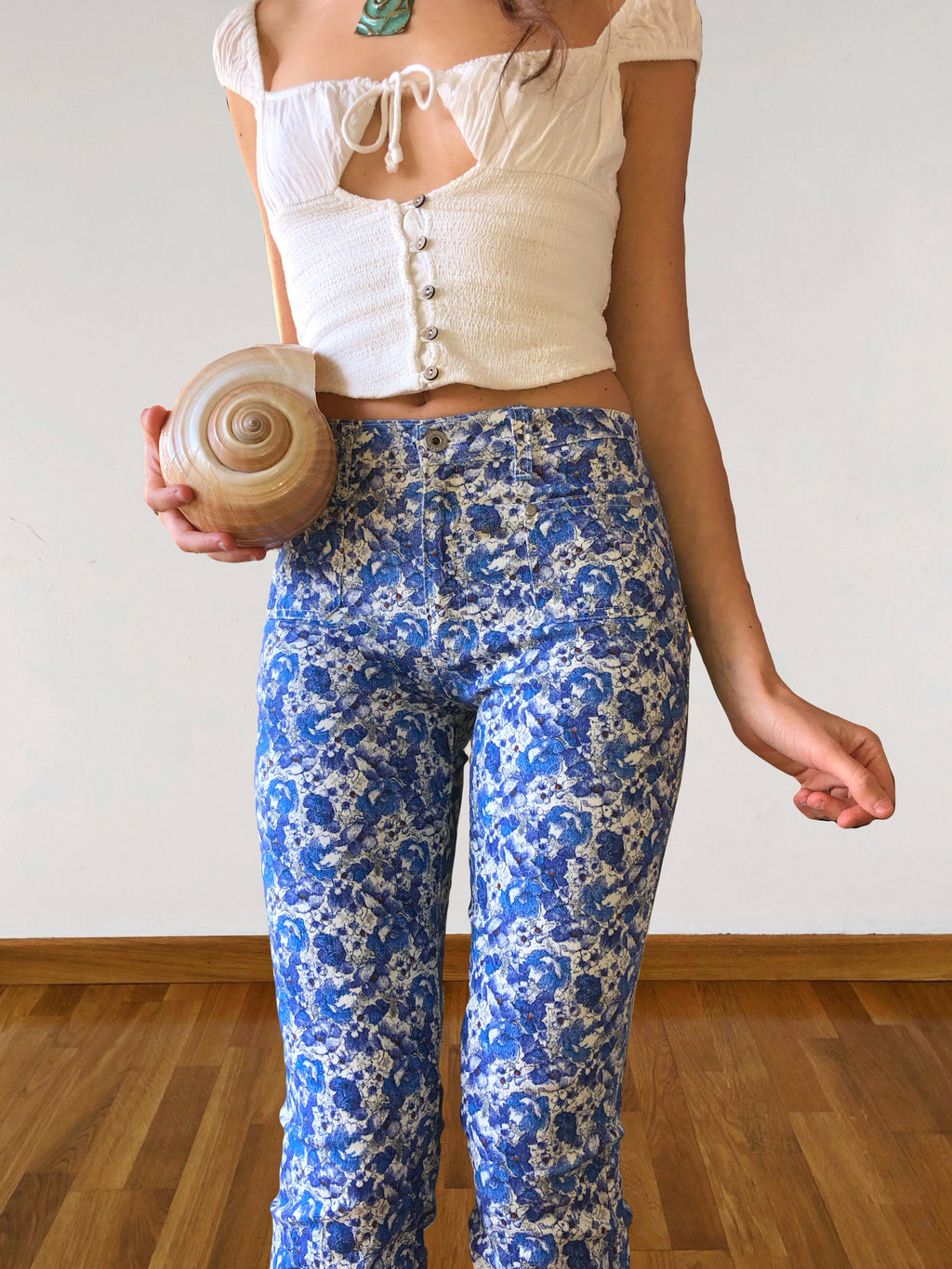 Blaue und weiße ONYX-Hose mit Blumenmuster im Stil der 90er