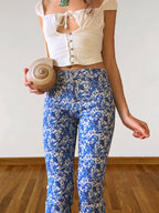 Blaue und weiße ONYX-Hose mit Blumenmuster im Stil der 90er