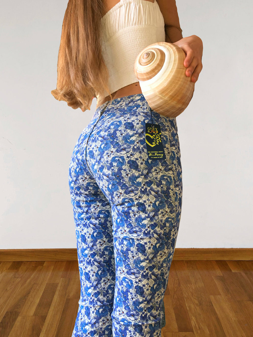 Blaue und weiße ONYX-Hose mit Blumenmuster im Stil der 90er