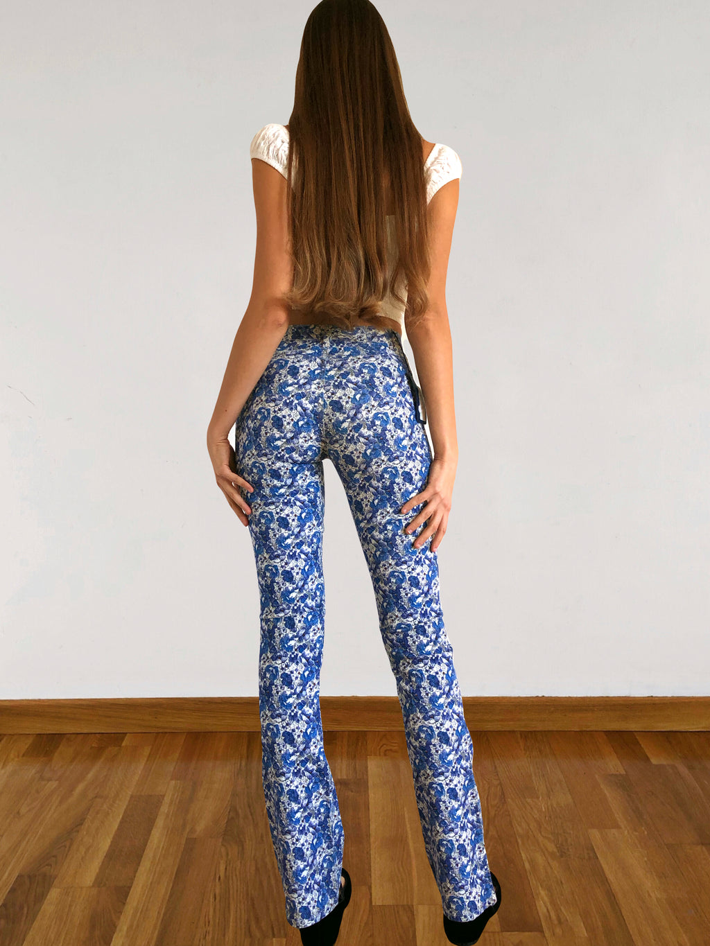 Blaue und weiße ONYX-Hose mit Blumenmuster im Stil der 90er