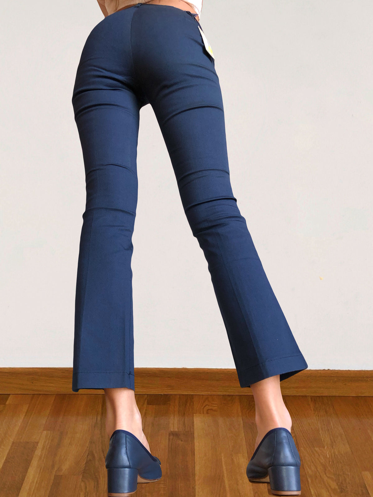 Blaue Hose von REPLAY im Stil der 90er mit Bügelfalte