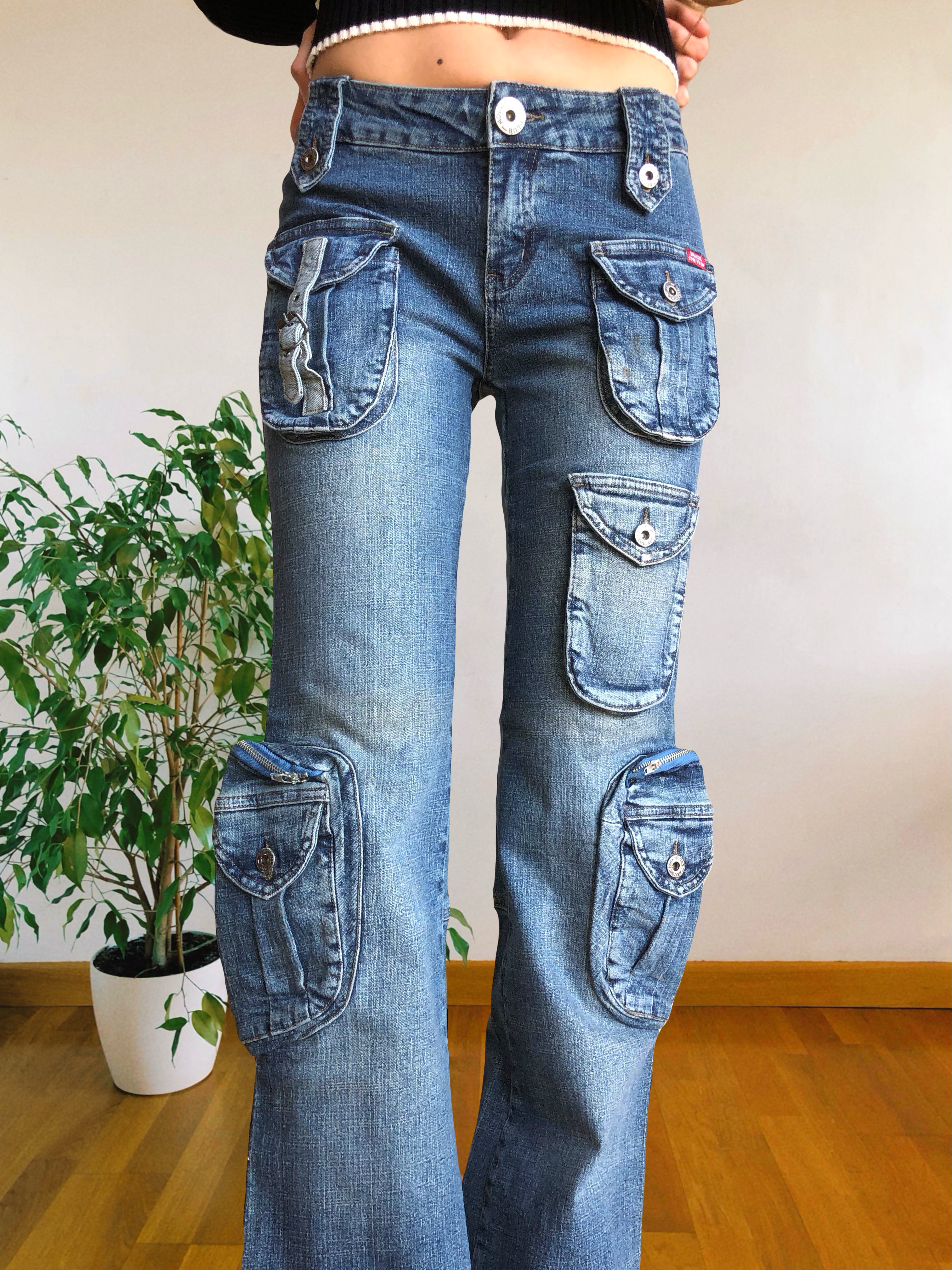 Jeans vintage anni 90 svasati. Molteplici tasche tonde