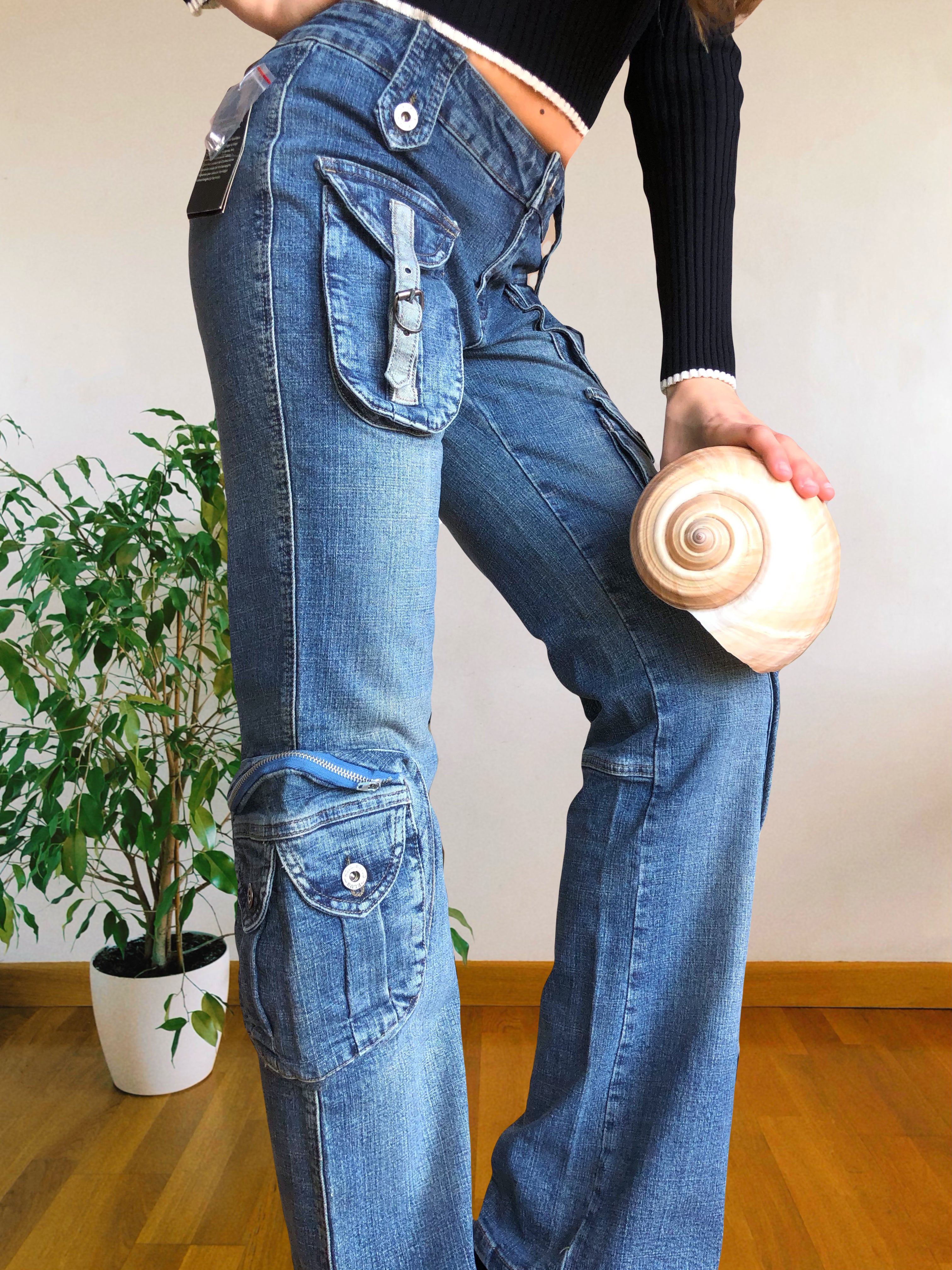 Jeans vintage anni 90 svasati. Molteplici tasche tonde
