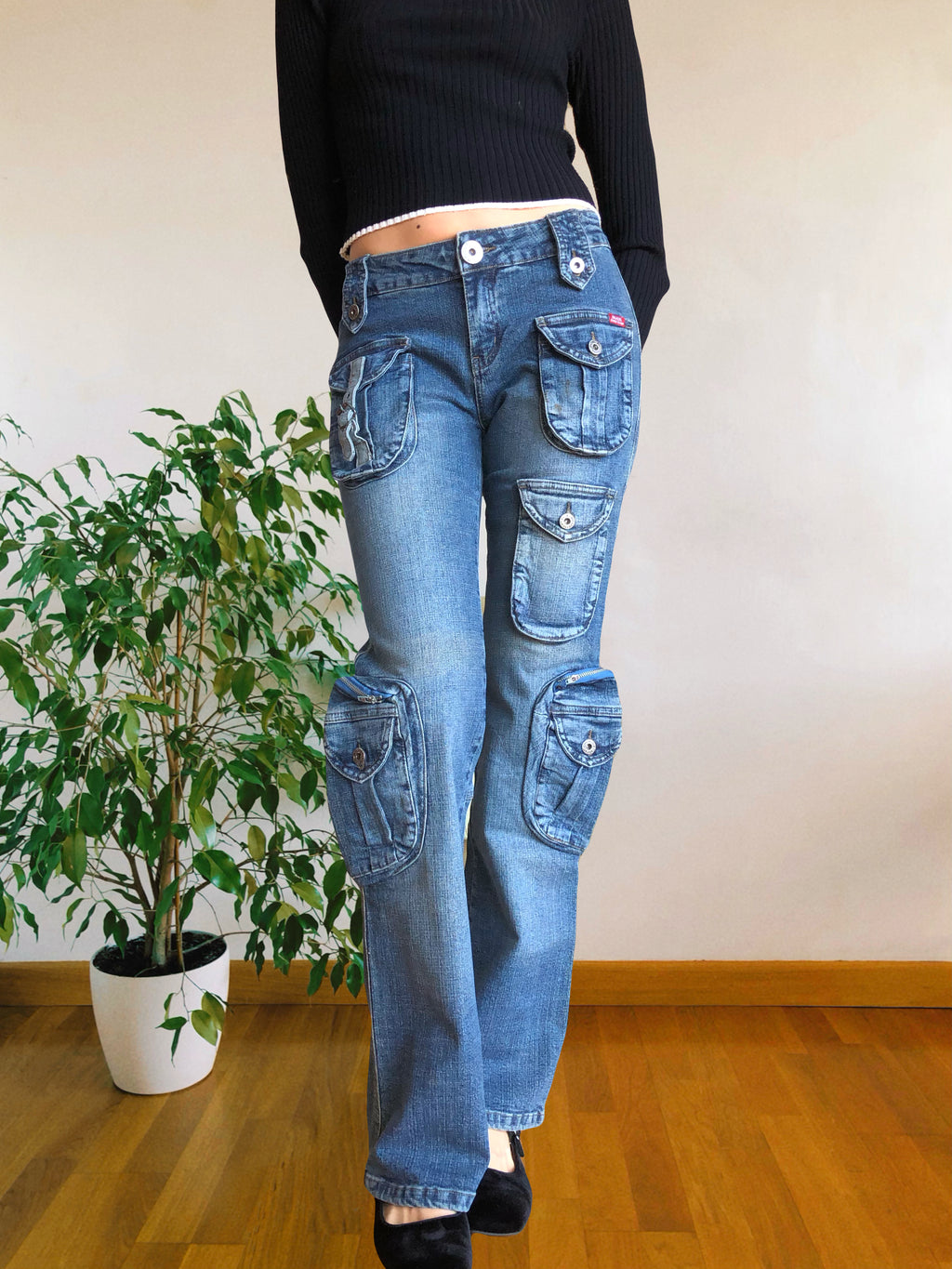 Jeans vintage anni 90 svasati. Molteplici tasche tonde