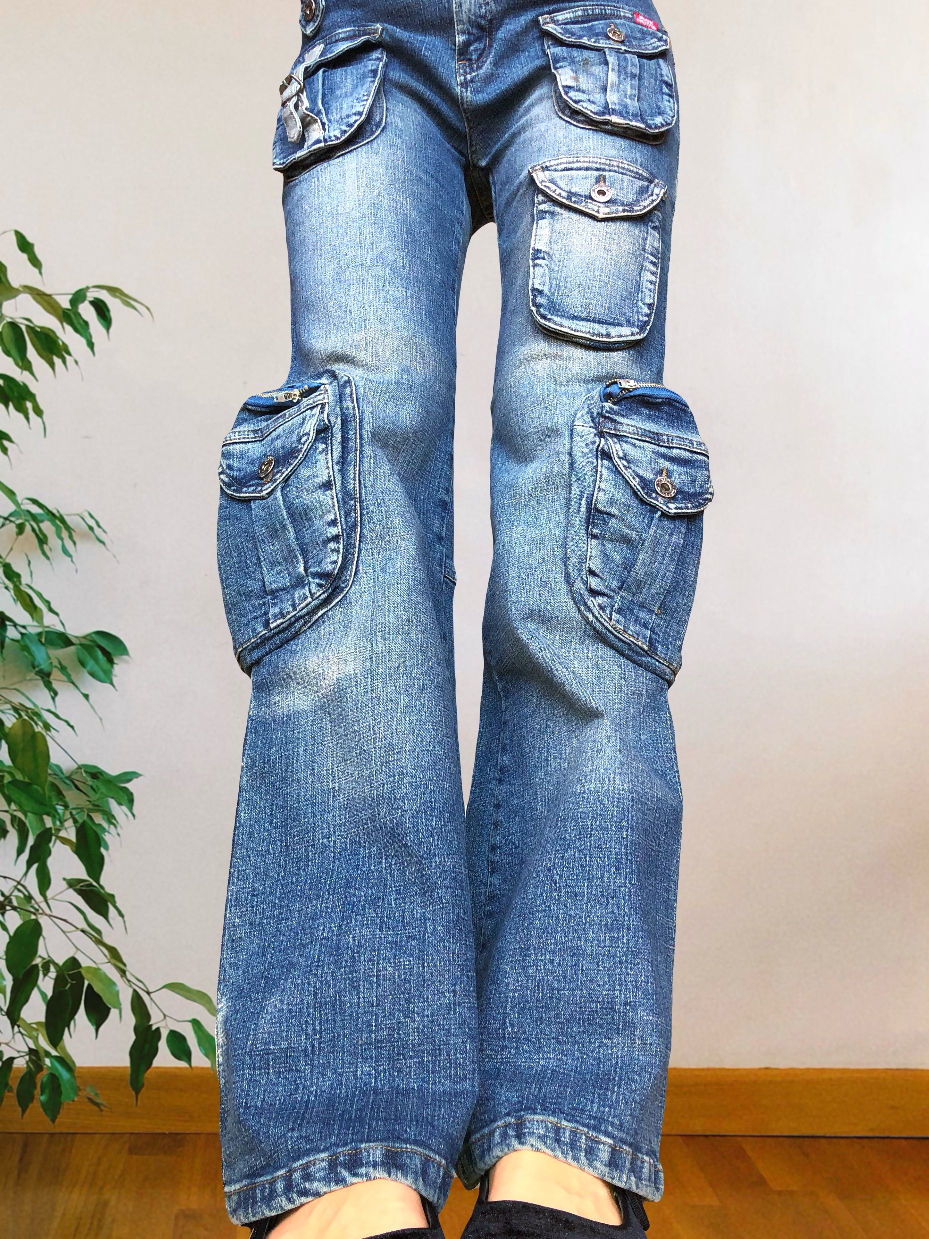 Jeans vintage anni 90 svasati. Molteplici tasche tonde