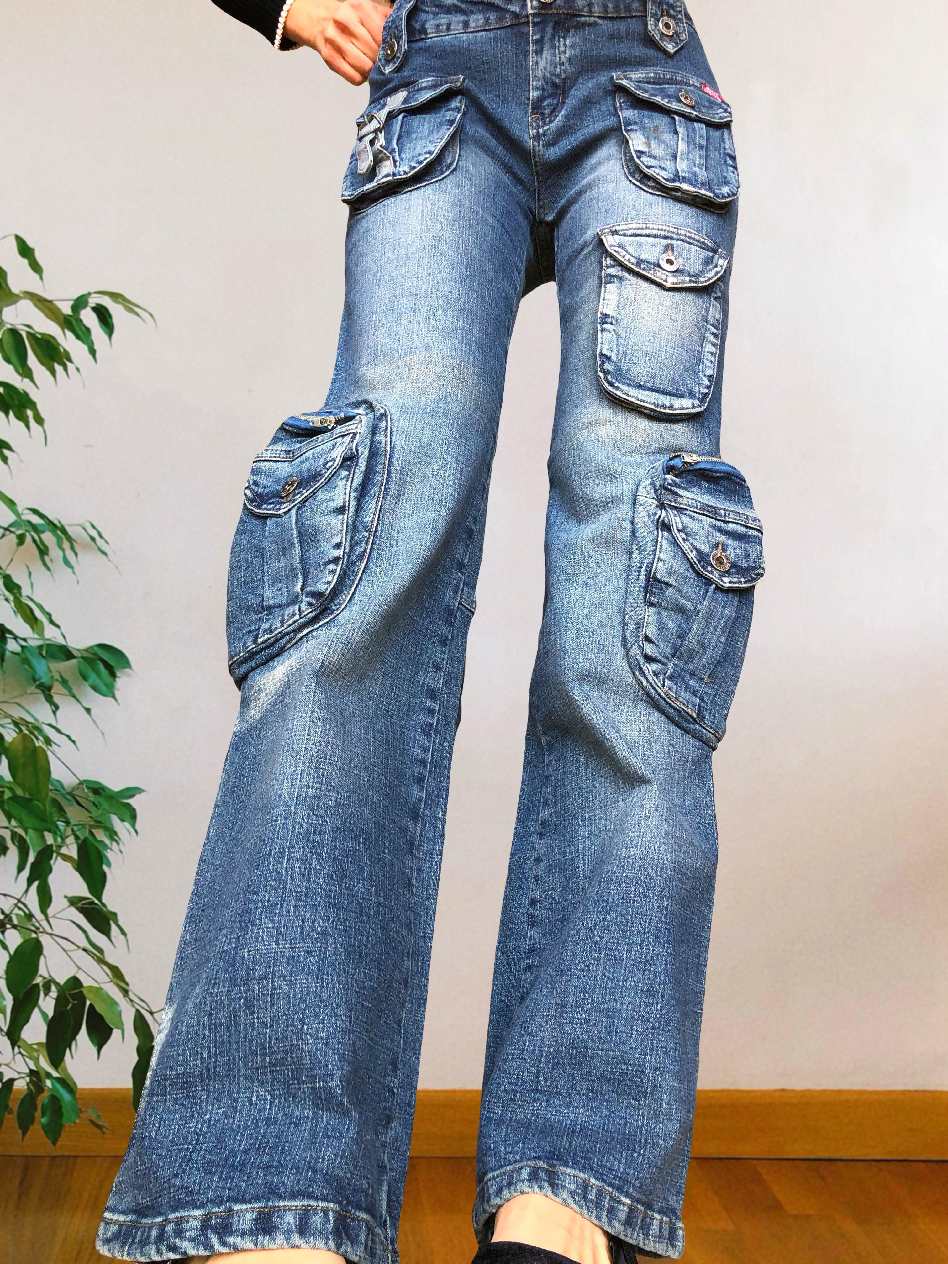 Jeans vintage anni 90 svasati. Molteplici tasche tonde