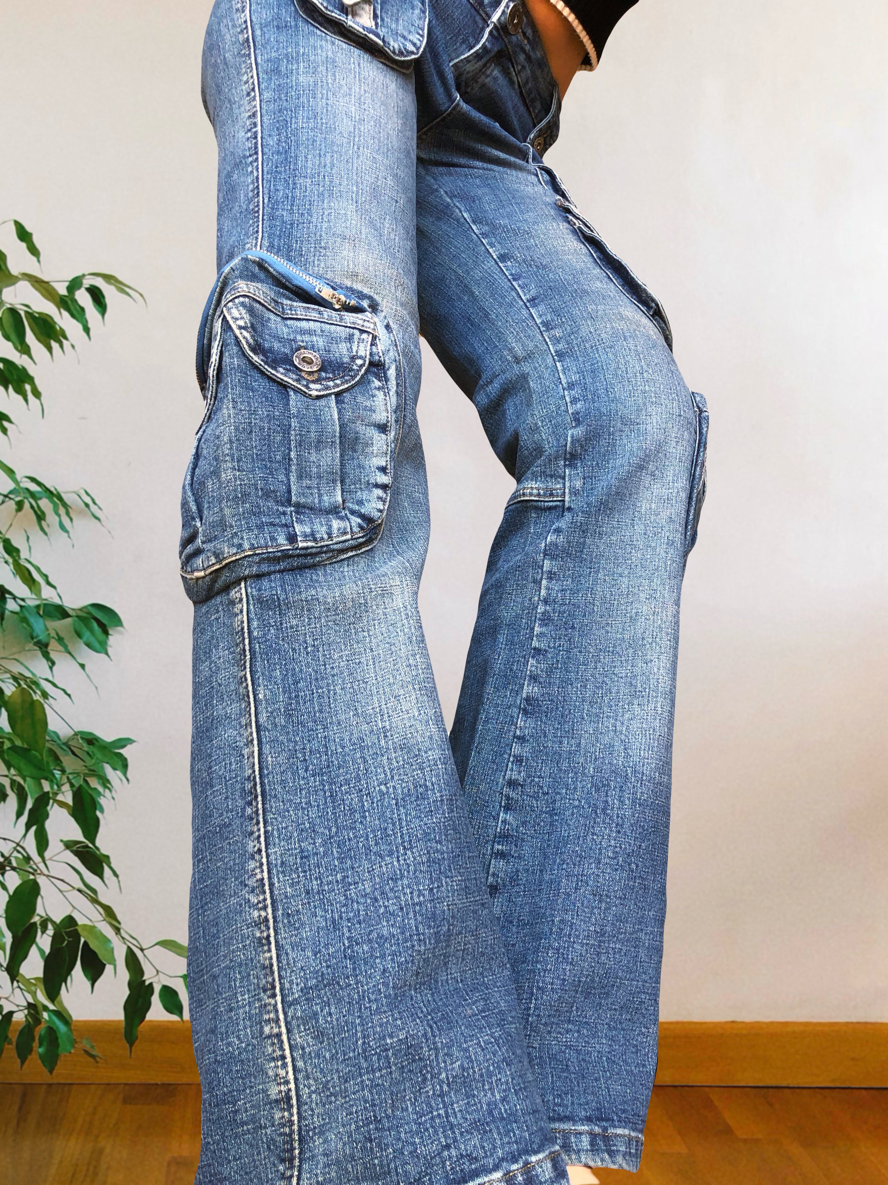Jeans vintage anni 90 svasati. Molteplici tasche tonde