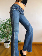 Jeans Vintage anni 90 con sagomature chiare. Svasati zip in fondo