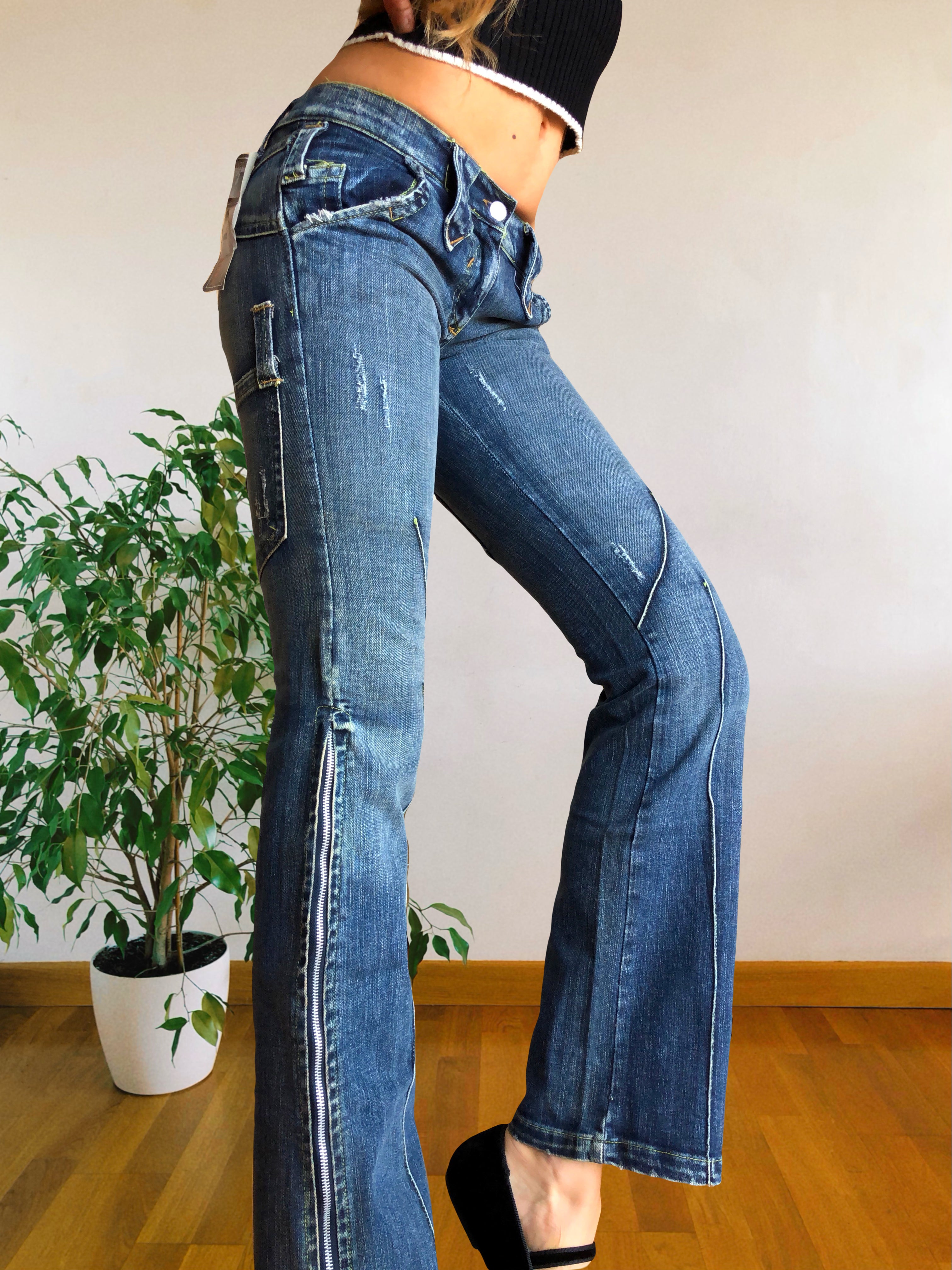 Jeans Vintage anni 90 con sagomature chiare. Svasati zip in fondo
