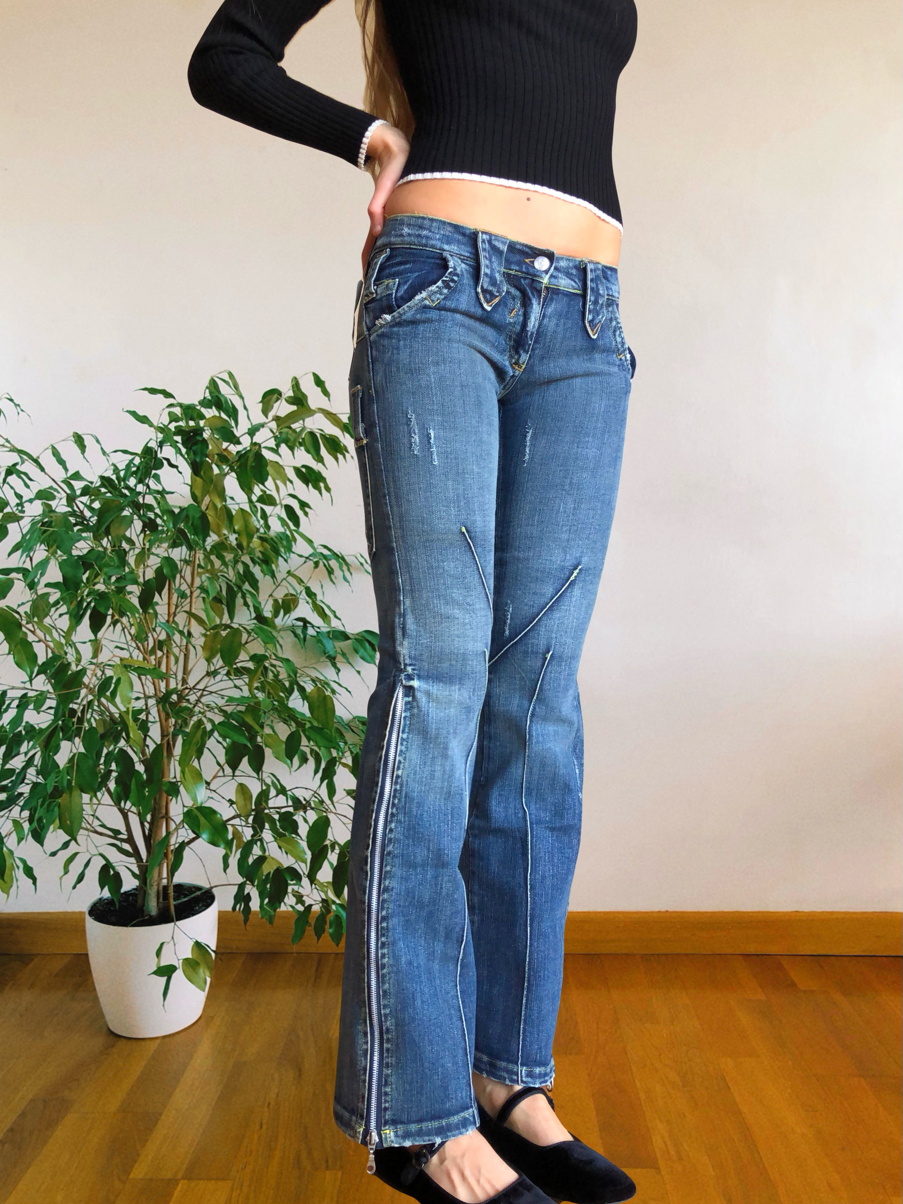 Jeans Vintage anni 90 con sagomature chiare. Svasati zip in fondo