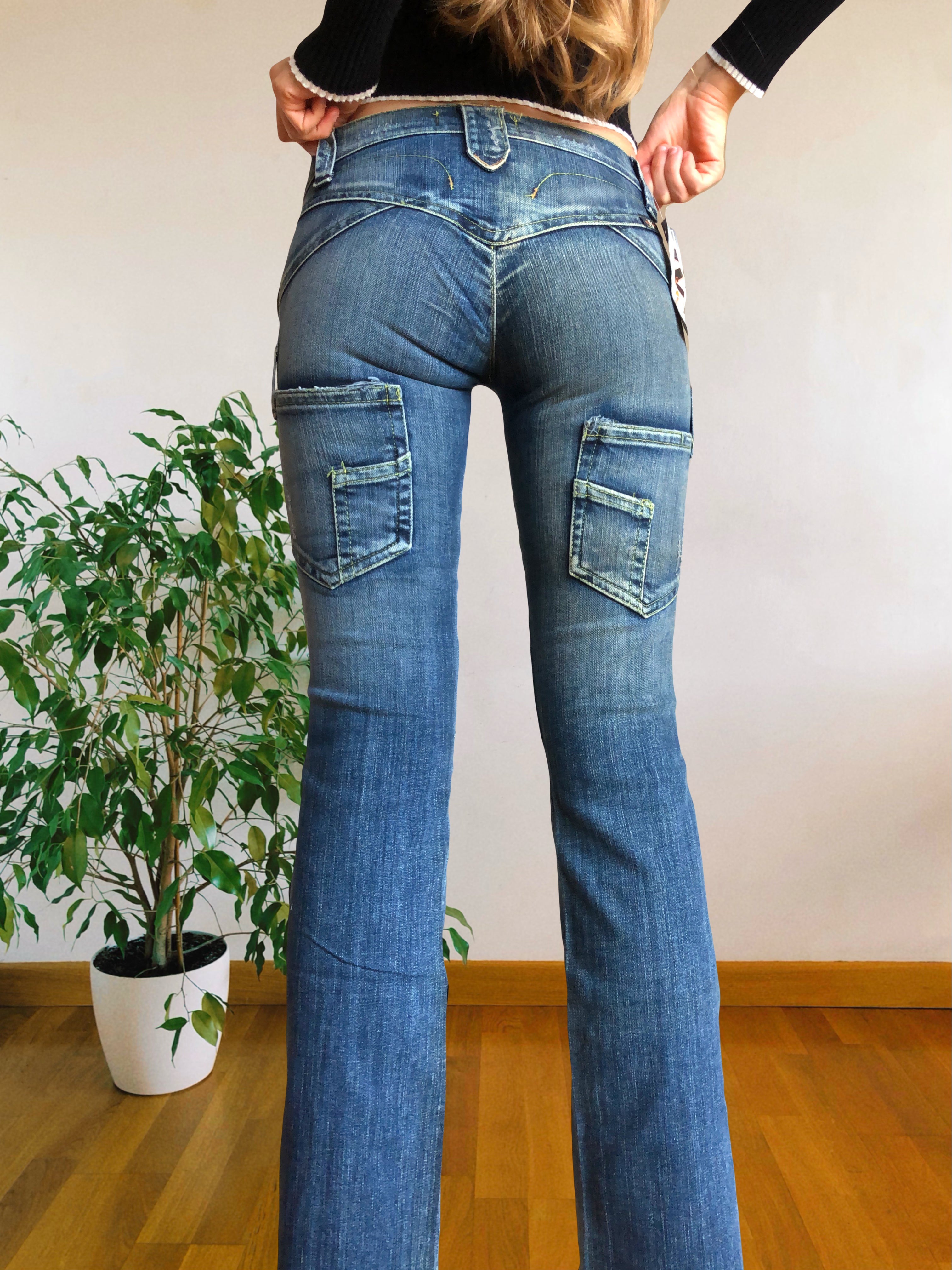 Jeans Vintage anni 90 con sagomature chiare. Svasati zip in fondo