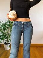 Jeans Vintage anni 90 con sagomature chiare. Svasati zip in fondo
