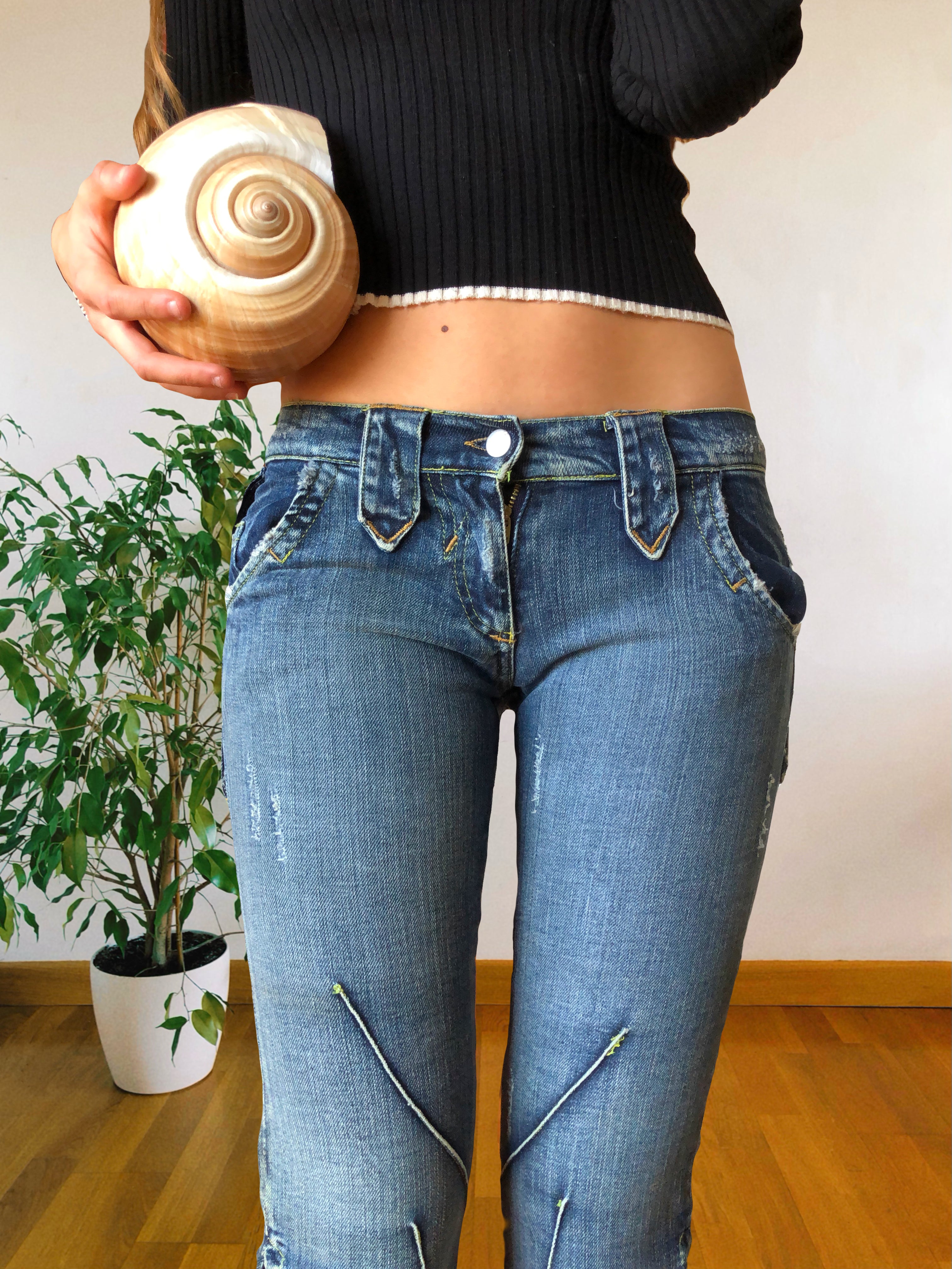 Jeans Vintage anni 90 con sagomature chiare. Svasati zip in fondo