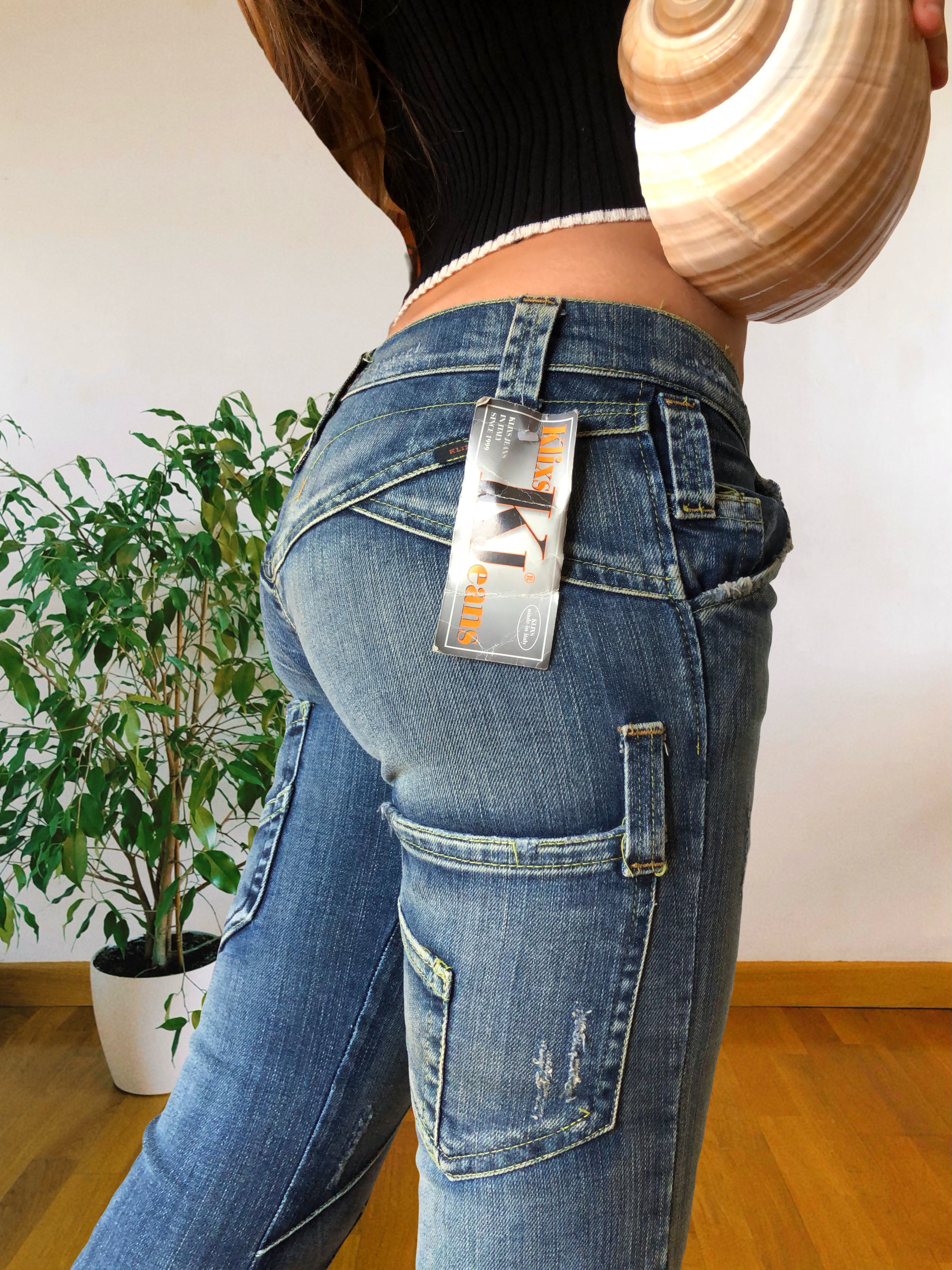 Jeans Vintage anni 90 con sagomature chiare. Svasati zip in fondo