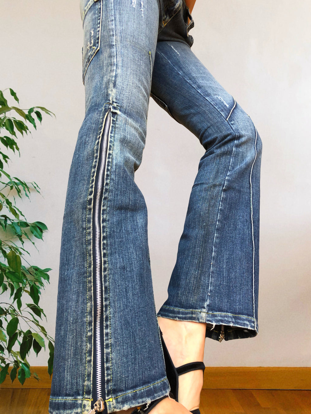 Jeans Vintage anni 90 con sagomature chiare. Svasati zip in fondo