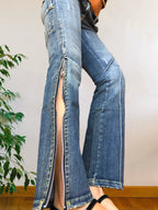 Jeans Vintage anni 90 con sagomature chiare. Svasati zip in fondo