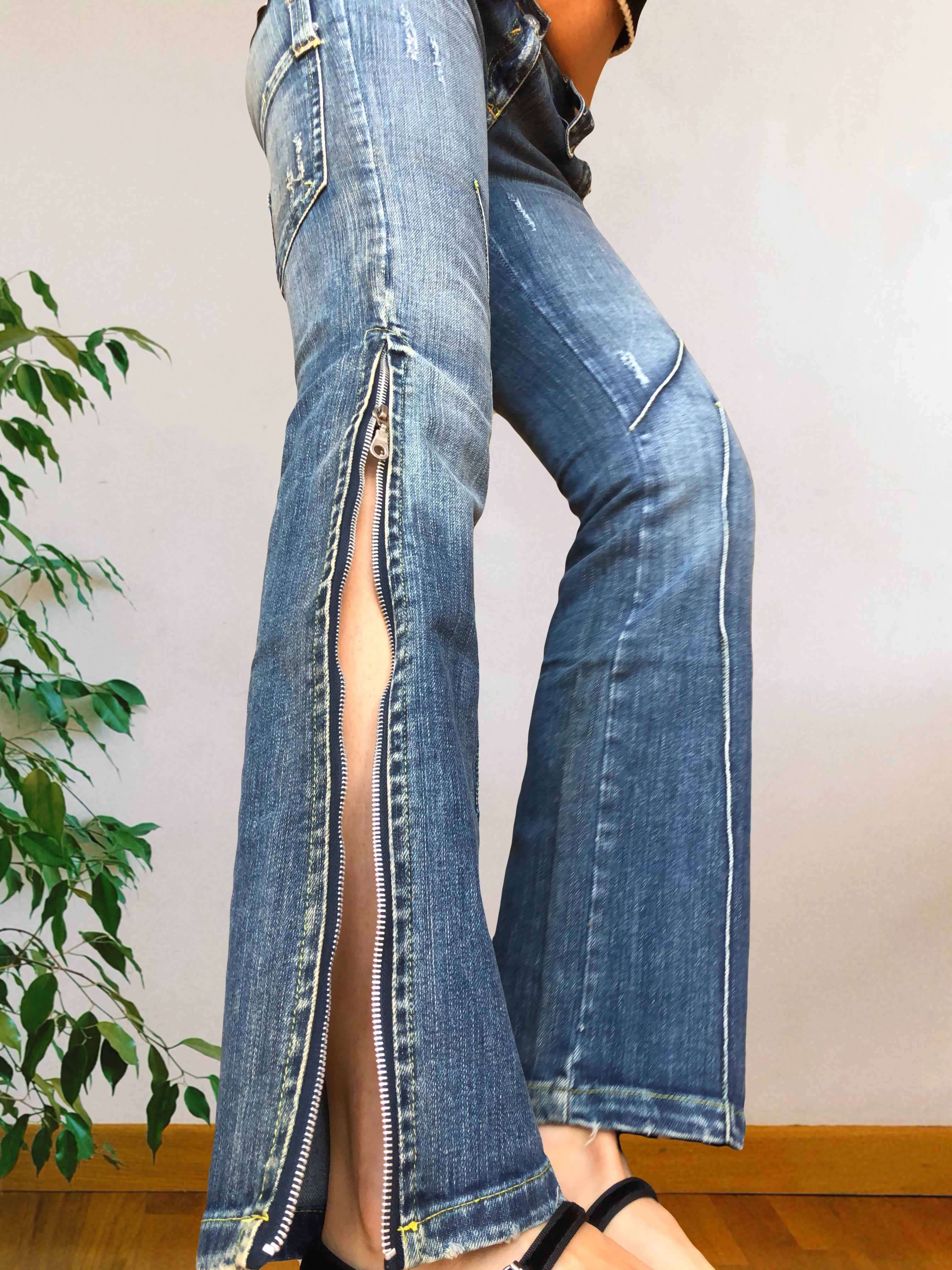 Jeans Vintage anni 90 con sagomature chiare. Svasati zip in fondo
