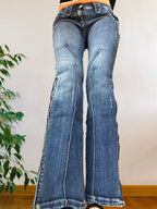 Jeans Vintage anni 90 con sagomature chiare. Svasati zip in fondo