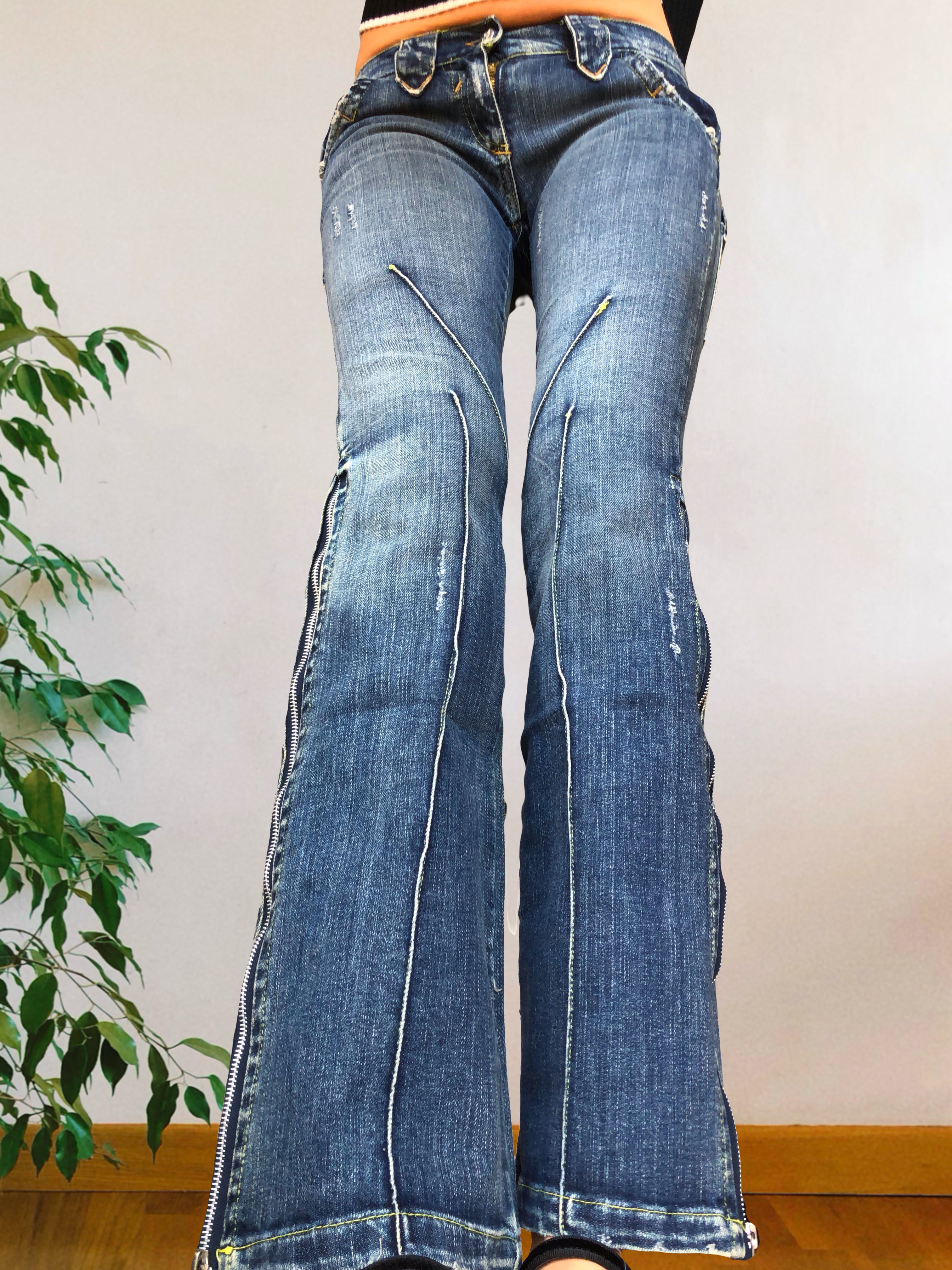 Jeans Vintage anni 90 con sagomature chiare. Svasati zip in fondo