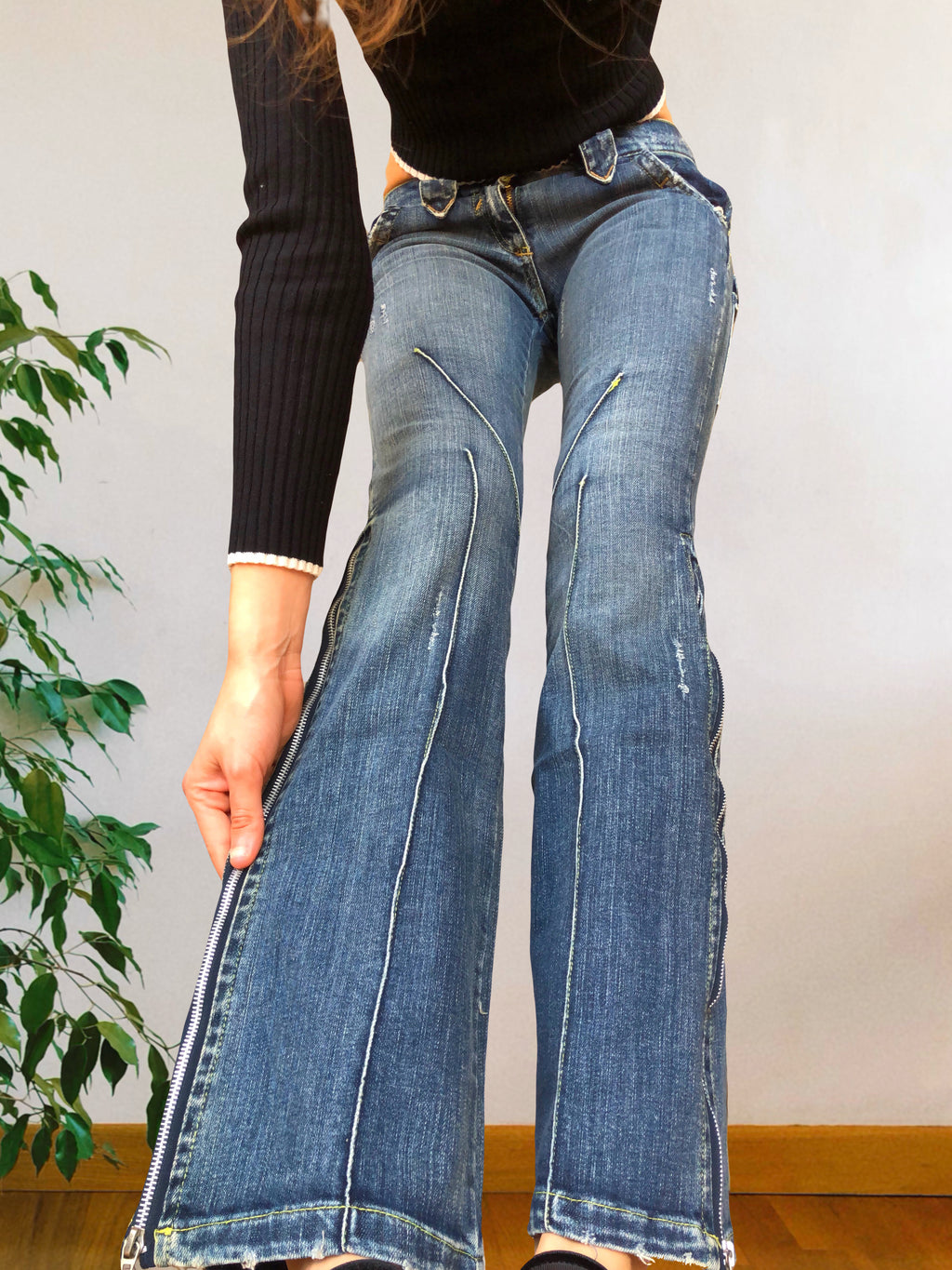 Jeans Vintage anni 90 con sagomature chiare. Svasati zip in fondo