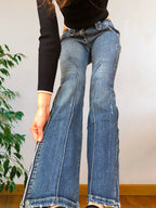 Jeans Vintage anni 90 con sagomature chiare. Svasati zip in fondo