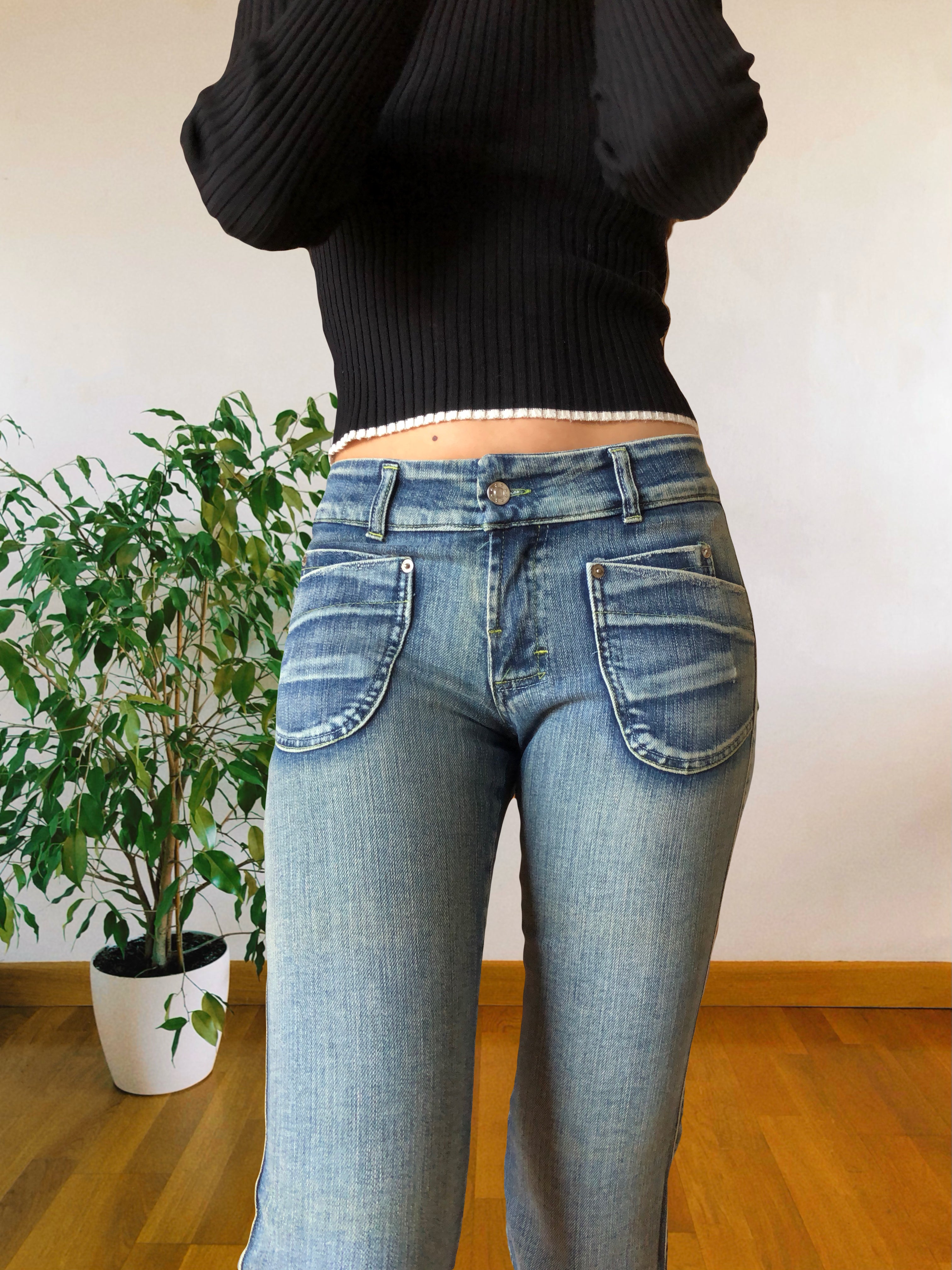 Jeans chiari vintage anni 90 svasati. Tasche frontali vita bassa