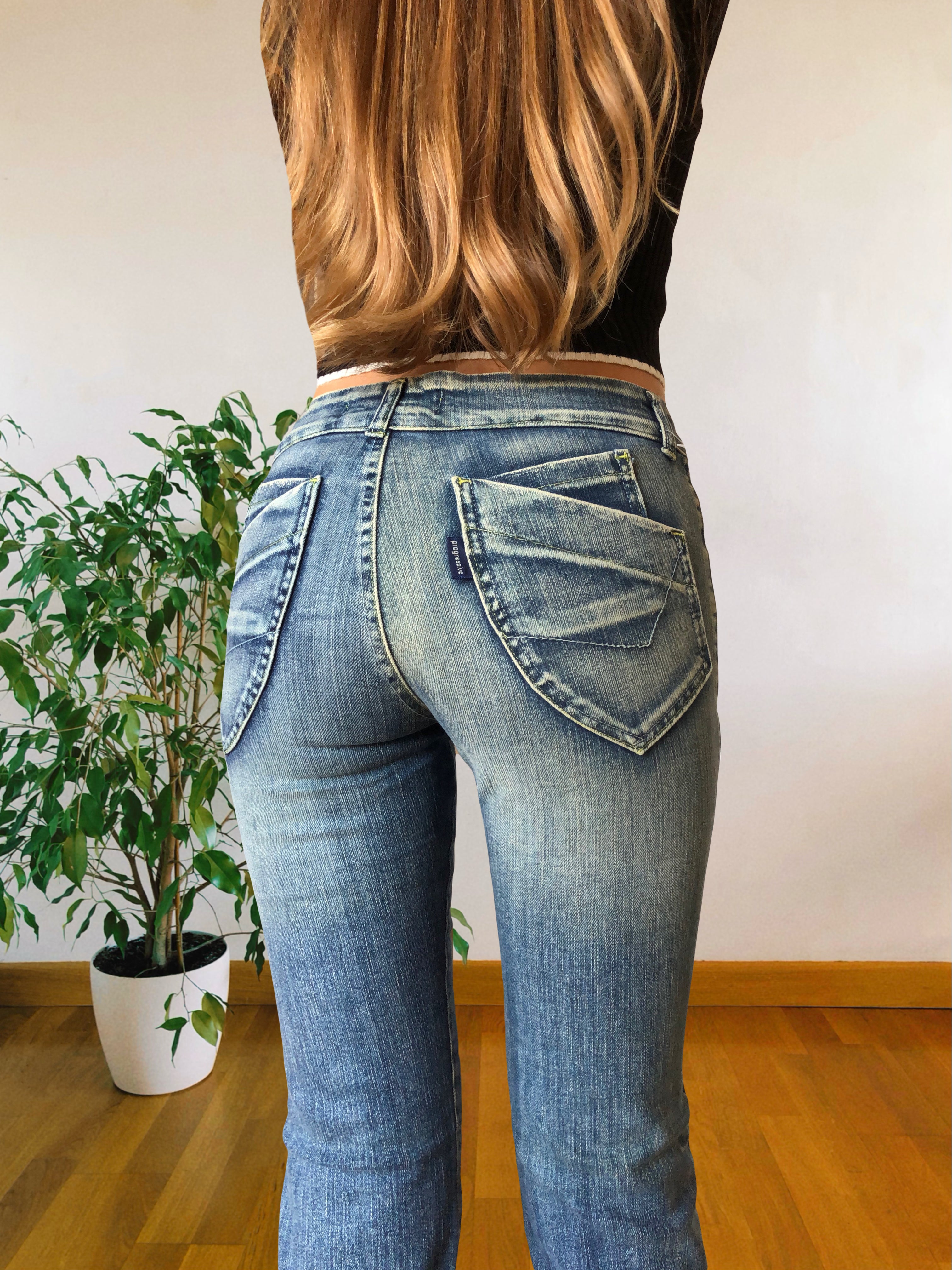 Jeans chiari vintage anni 90 svasati. Tasche frontali vita bassa