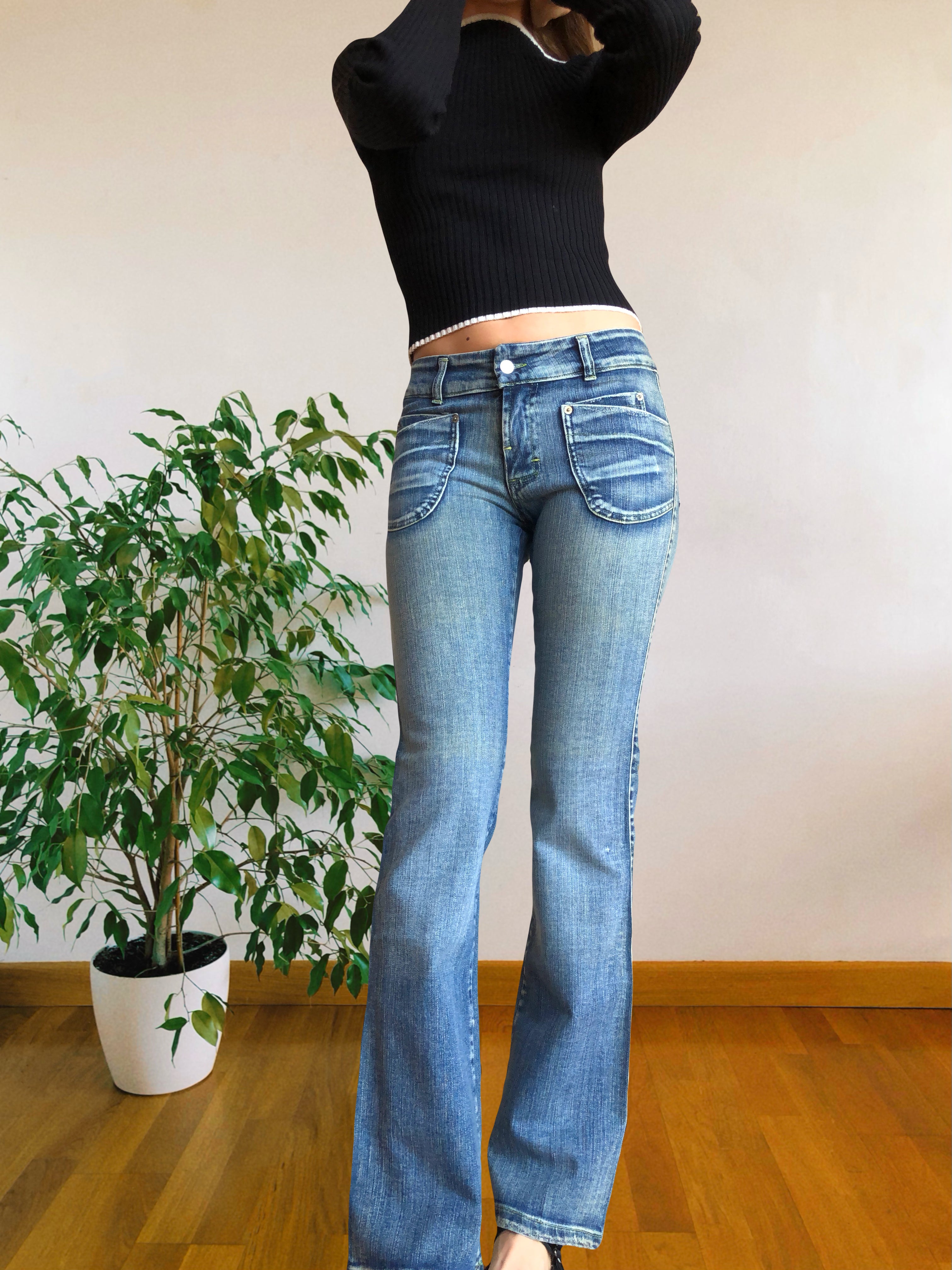 Jeans chiari vintage anni 90 svasati. Tasche frontali vita bassa