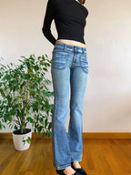 Jeans chiari vintage anni 90 svasati. Tasche frontali vita bassa