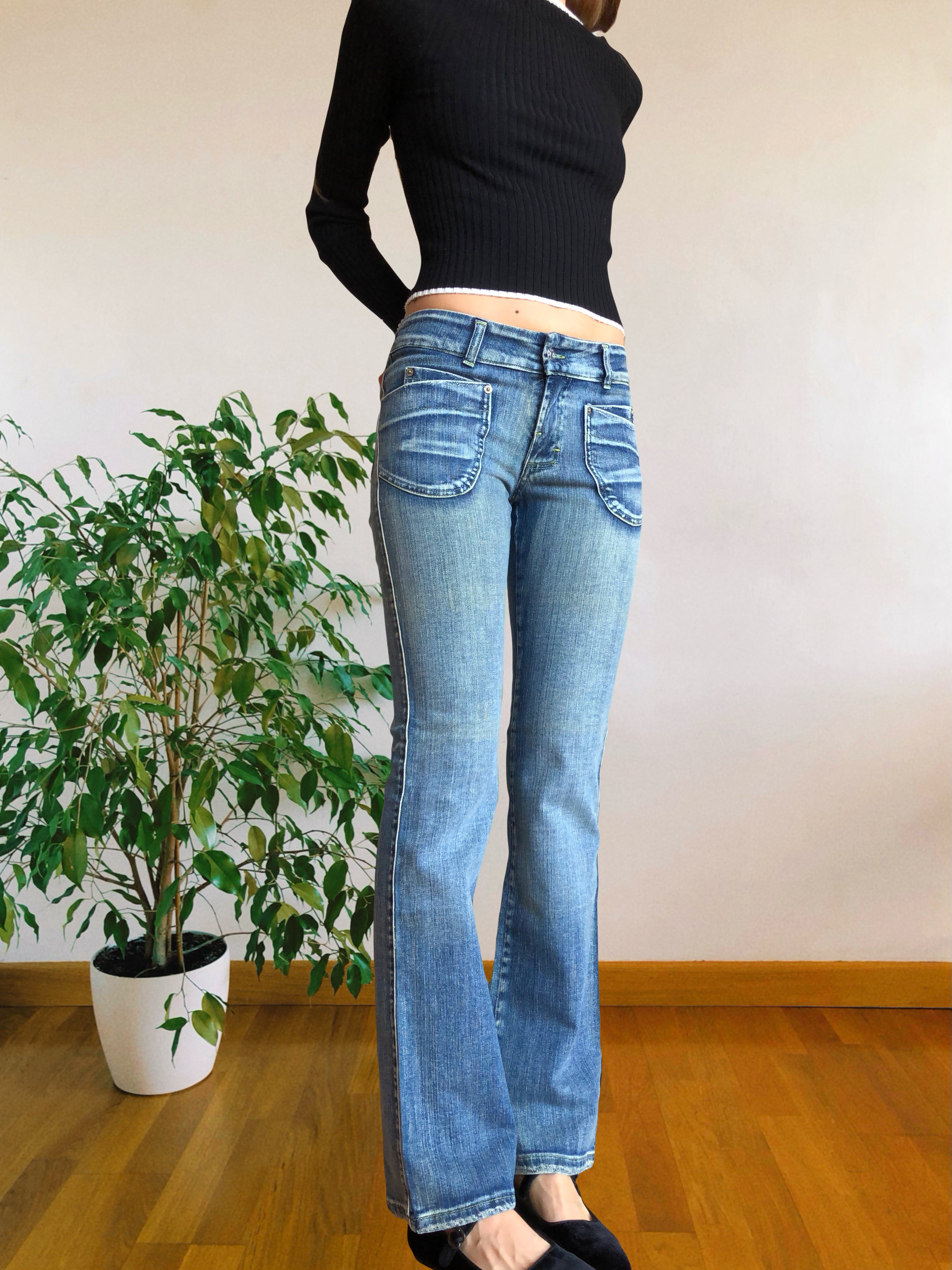 Jeans chiari vintage anni 90 svasati. Tasche frontali vita bassa
