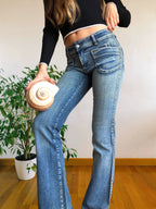 Jeans chiari vintage anni 90 svasati. Tasche frontali vita bassa
