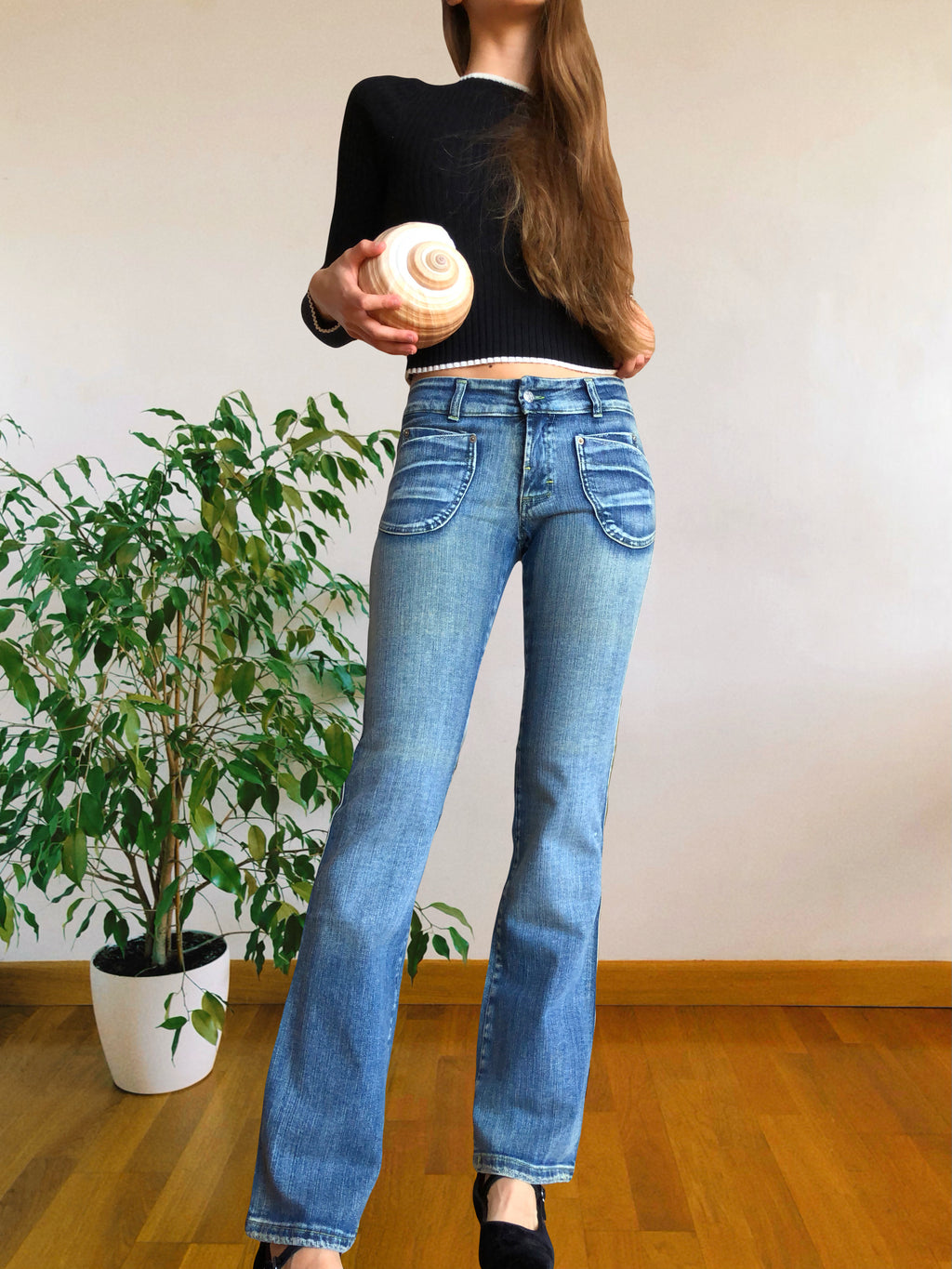 Jeans chiari vintage anni 90 svasati. Tasche frontali vita bassa